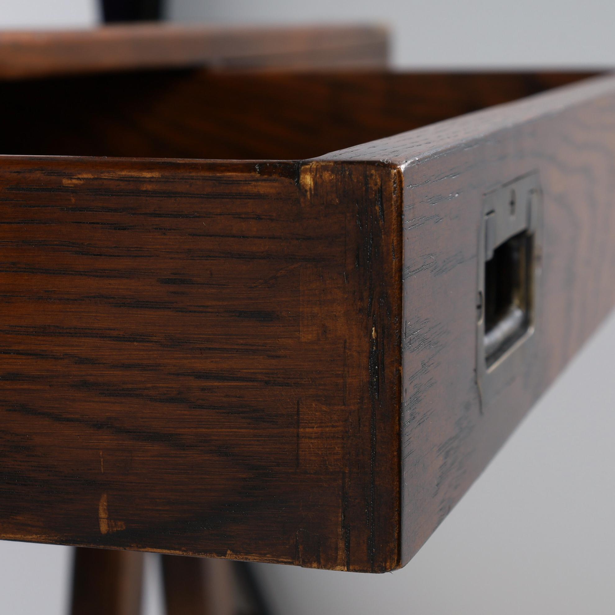 Schreibtisch aus Leder mit Sawhorse-Lederplatte im Campaign-Stil im Angebot 4