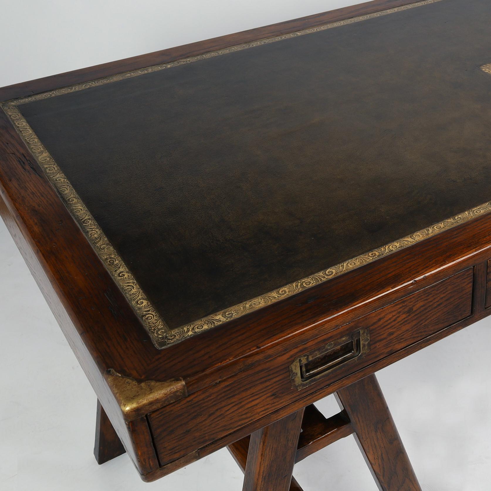 Schreibtisch aus Leder mit Sawhorse-Lederplatte im Campaign-Stil im Angebot 6