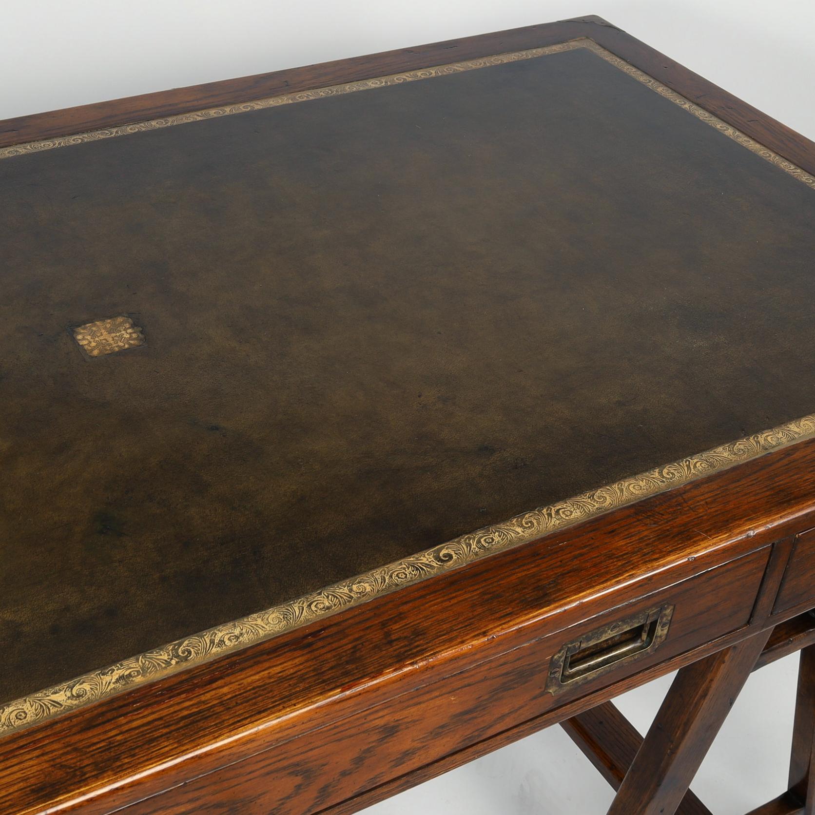 Schreibtisch aus Leder mit Sawhorse-Lederplatte im Campaign-Stil im Angebot 7