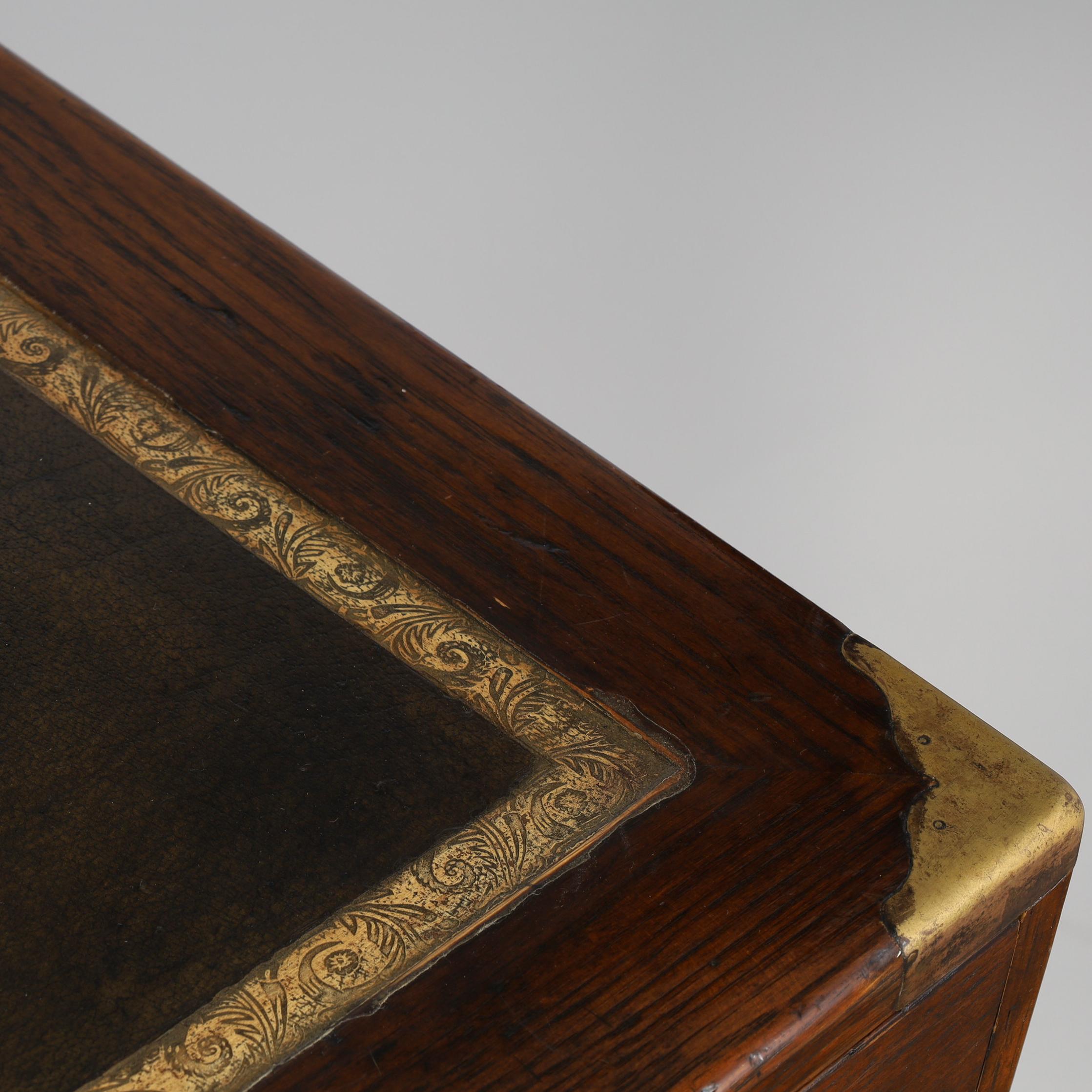 Schreibtisch aus Leder mit Sawhorse-Lederplatte im Campaign-Stil im Angebot 8