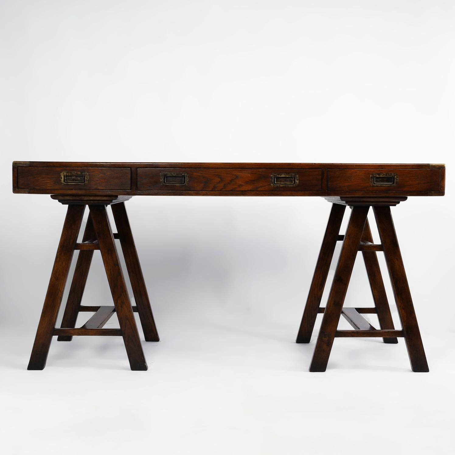Schreibtisch aus Leder mit Sawhorse-Lederplatte im Campaign-Stil (Kampagne) im Angebot