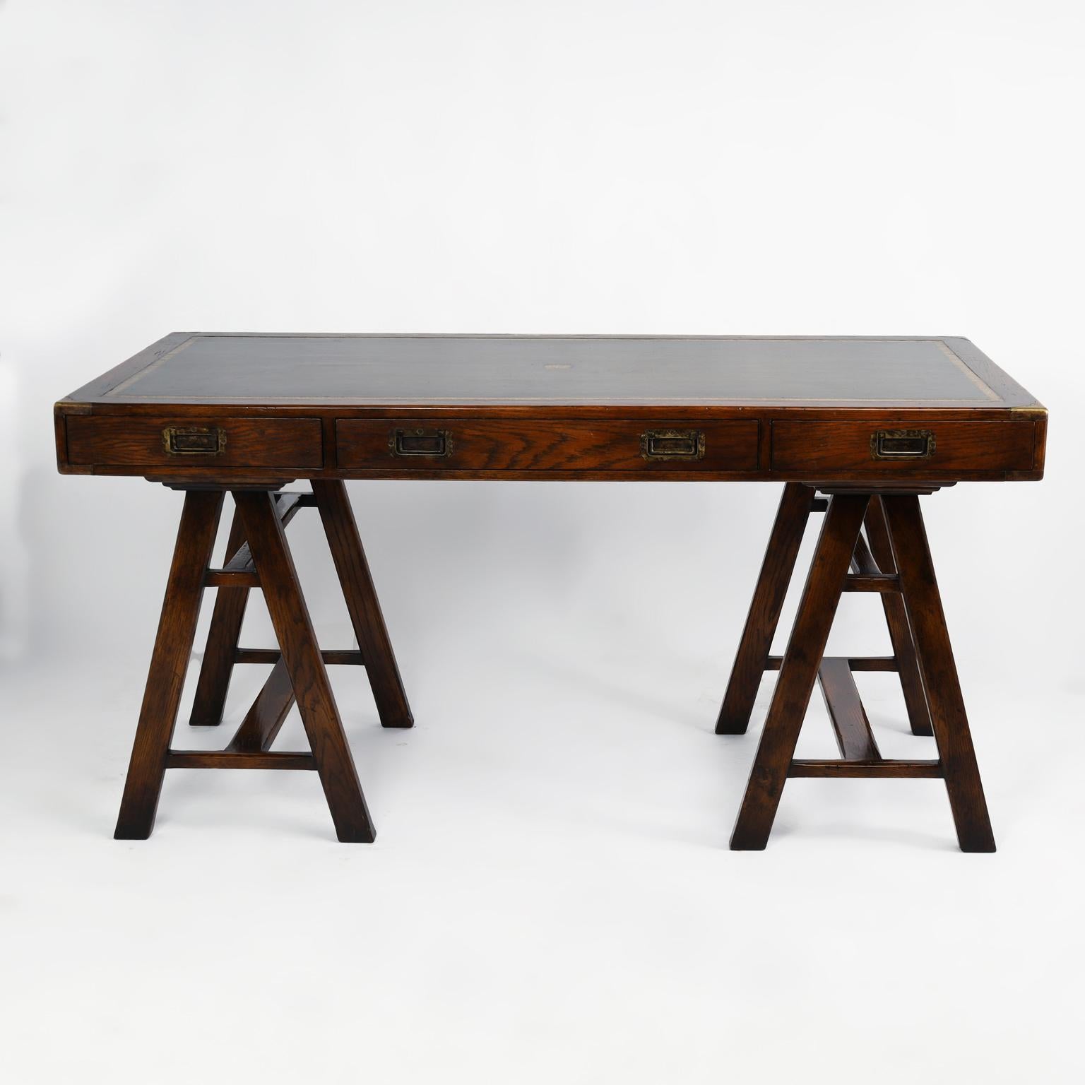 Schreibtisch aus Leder mit Sawhorse-Lederplatte im Campaign-Stil (Englisch) im Angebot