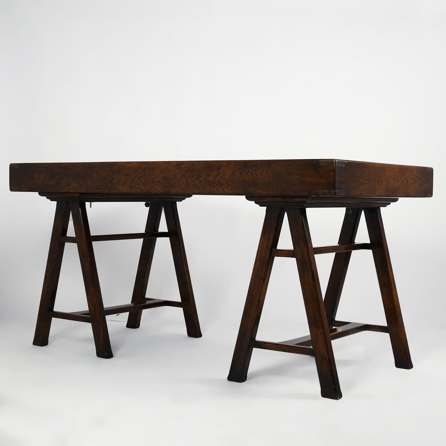 Schreibtisch aus Leder mit Sawhorse-Lederplatte im Campaign-Stil im Zustand „Gut“ im Angebot in Palm Beach, FL