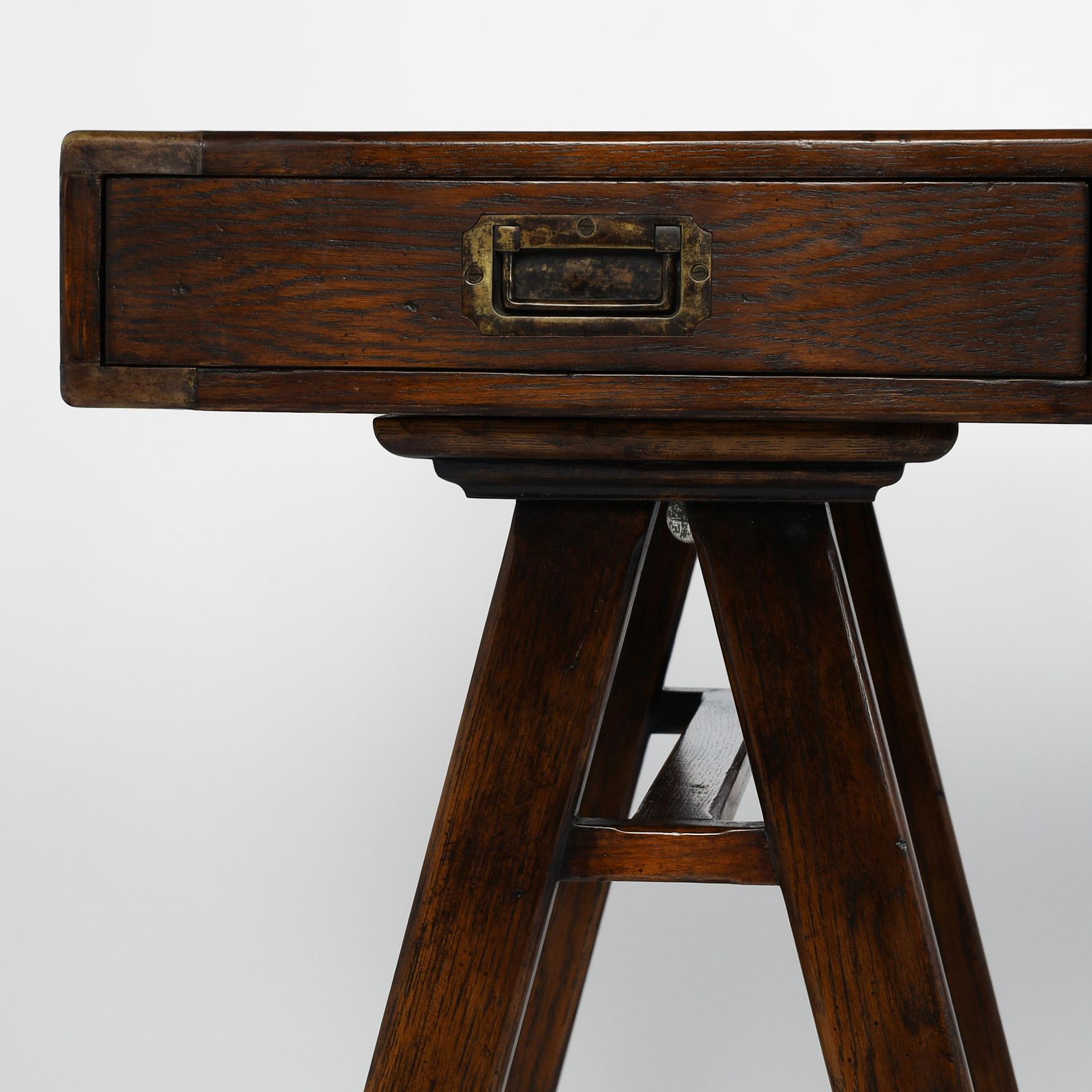 Schreibtisch aus Leder mit Sawhorse-Lederplatte im Campaign-Stil (20. Jahrhundert) im Angebot