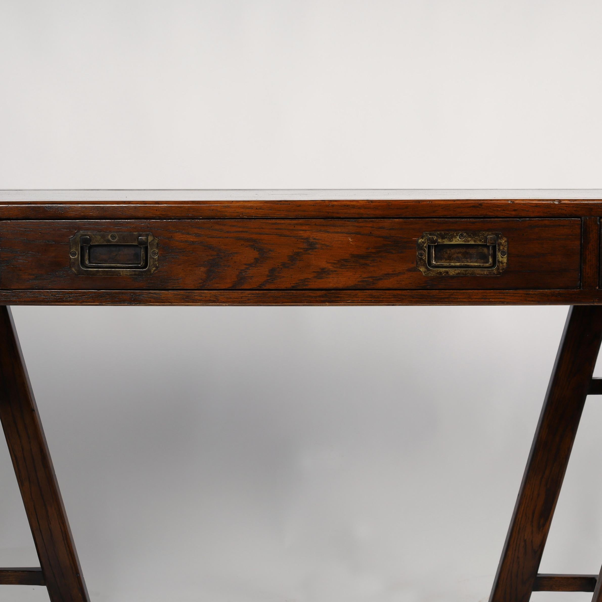 Schreibtisch aus Leder mit Sawhorse-Lederplatte im Campaign-Stil (Teakholz) im Angebot