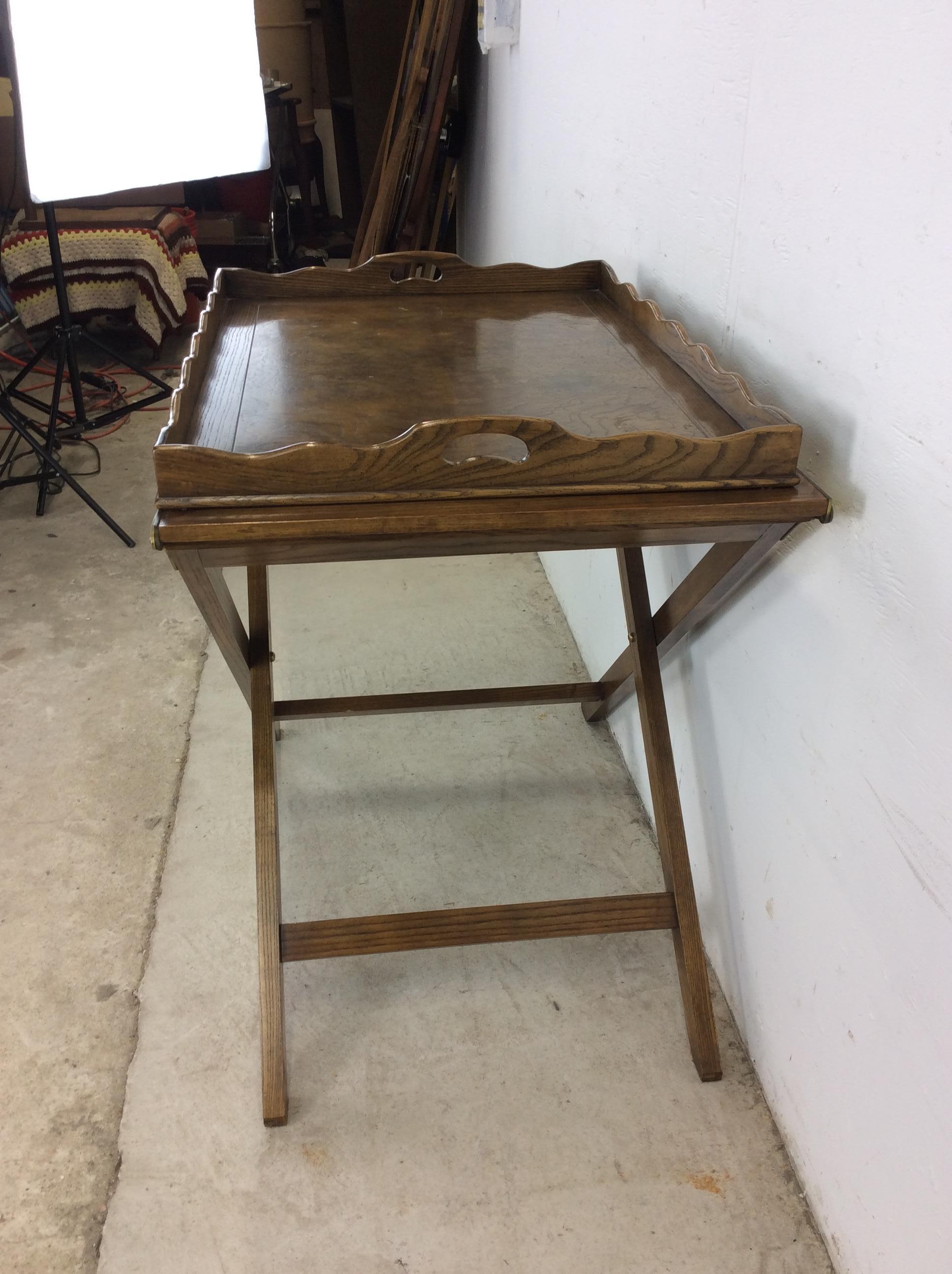 Vintage Campaigner Style Serviertablett mit zwei Folding Leafs im Zustand „Gut“ im Angebot in Freehold, NJ