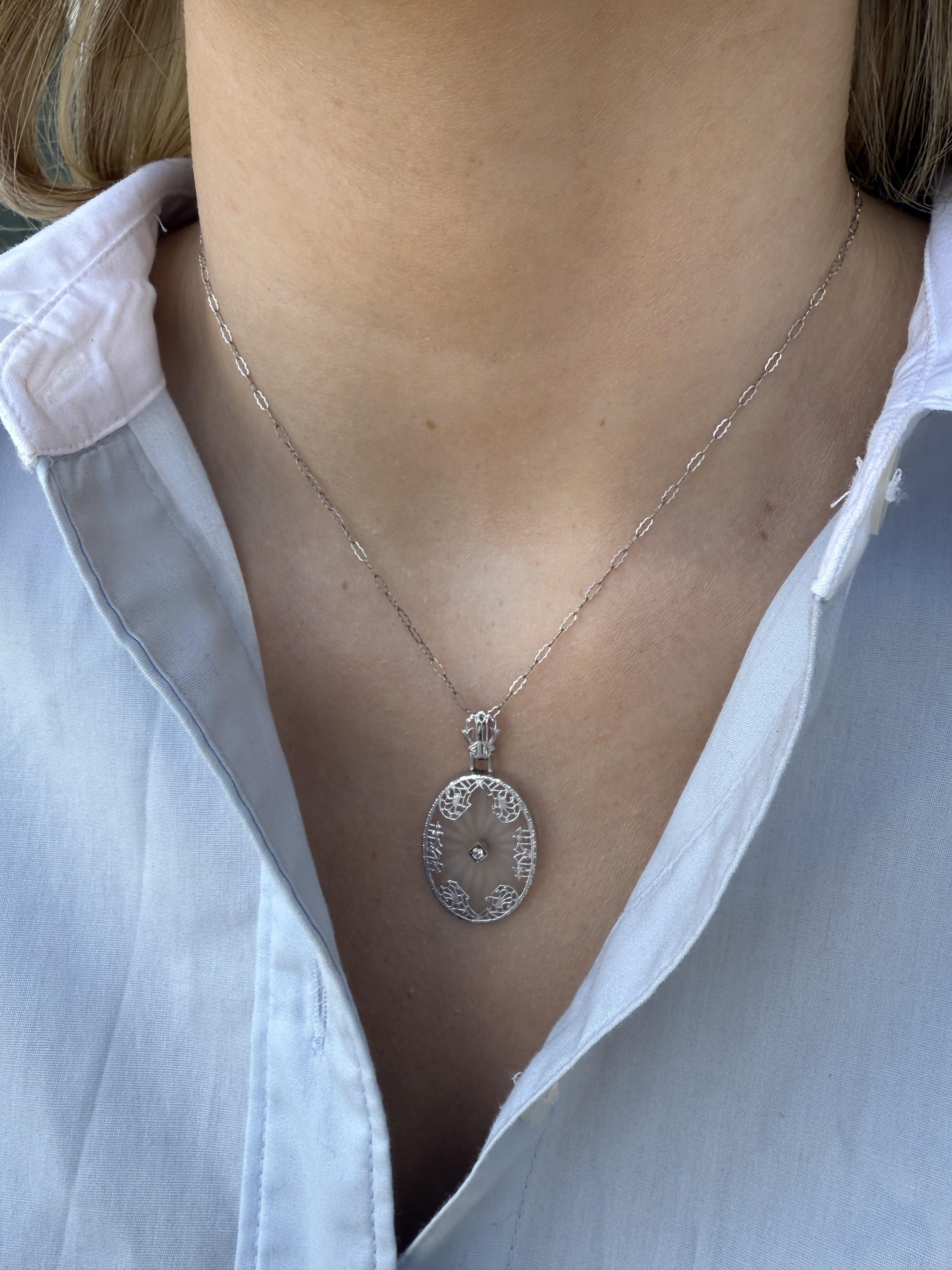 Wir lieben Vintage-Kampferstücke!!
Sie scheinen das Aussehen der Art-Déco-Ära wirklich zu umarmen.

Halskette Details
MATERIAL: 14K Weißgold
Länge des Anhängers: 1 3/8 Zoll
Breite des Anhängers: 1/2 Zoll
Kettenlänge: 15 3/4 Zoll
Gewicht: 4.0