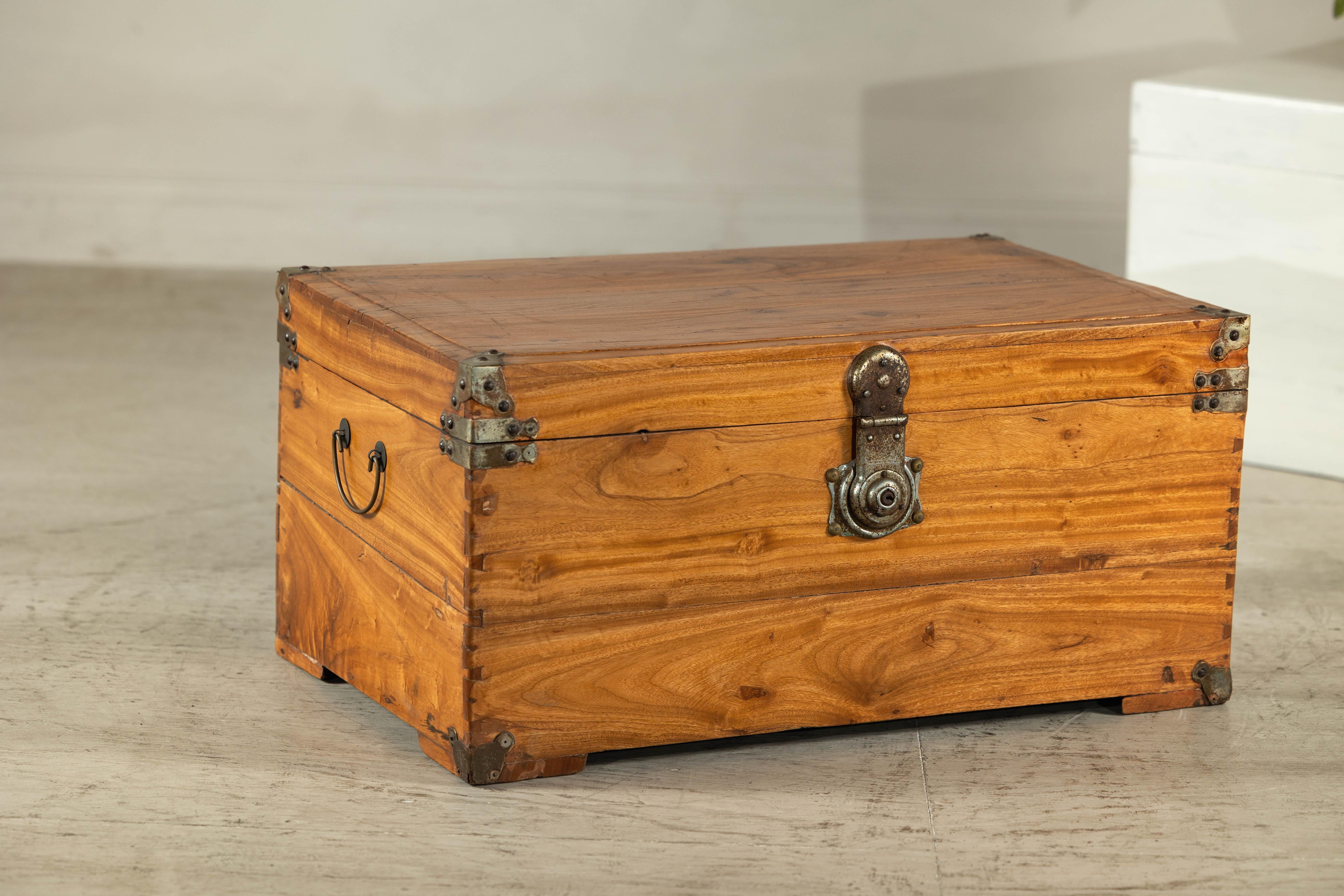 Aufbewahrungsbeutel aus Veilchenholz mit Metallbeschlägen und Gitter im Angebot 6