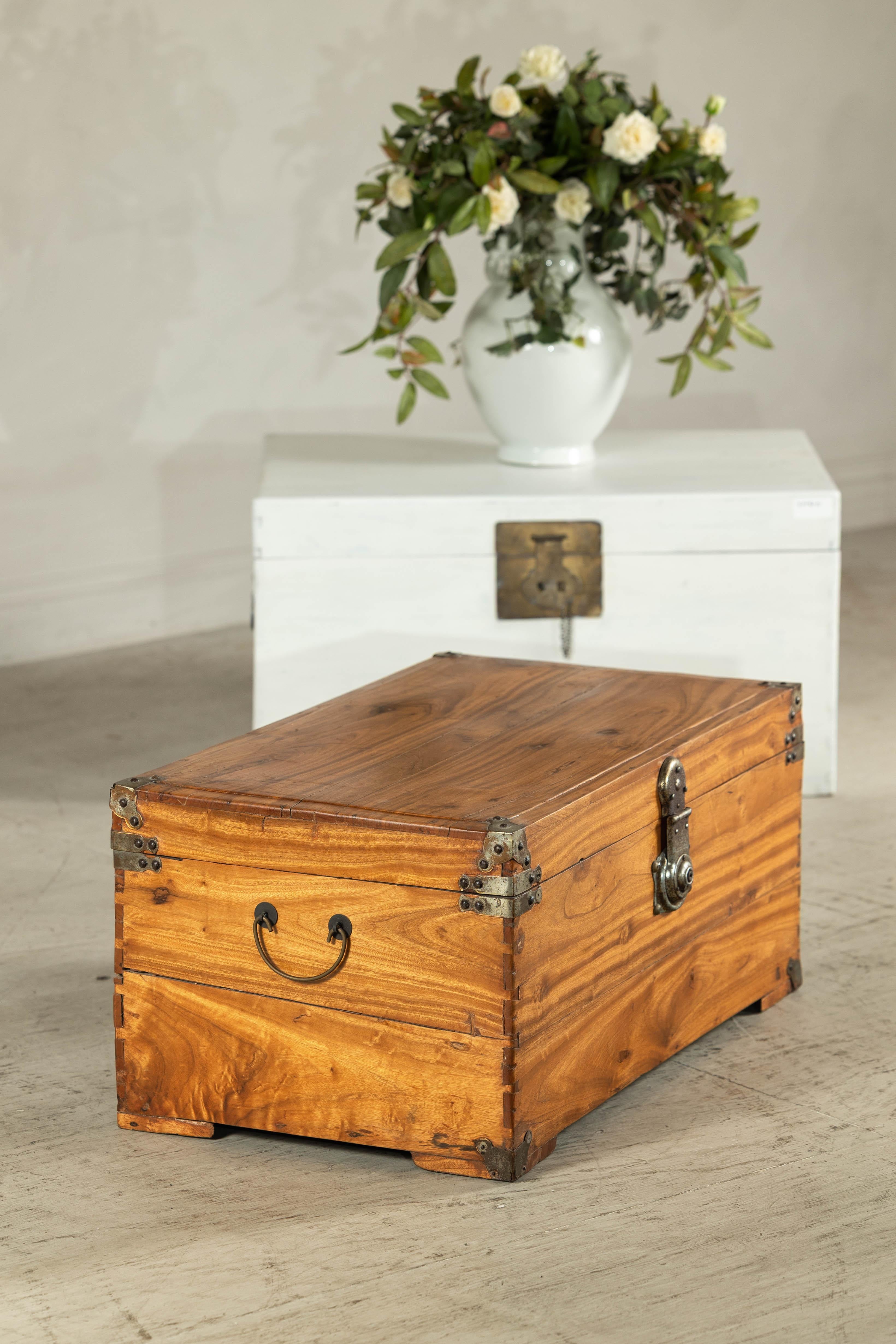 Aufbewahrungsbeutel aus Veilchenholz mit Metallbeschlägen und Gitter im Angebot 8