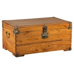 Coffre de rangement vintage en bois de camphorwood avec quincaillerie et loquet en métal