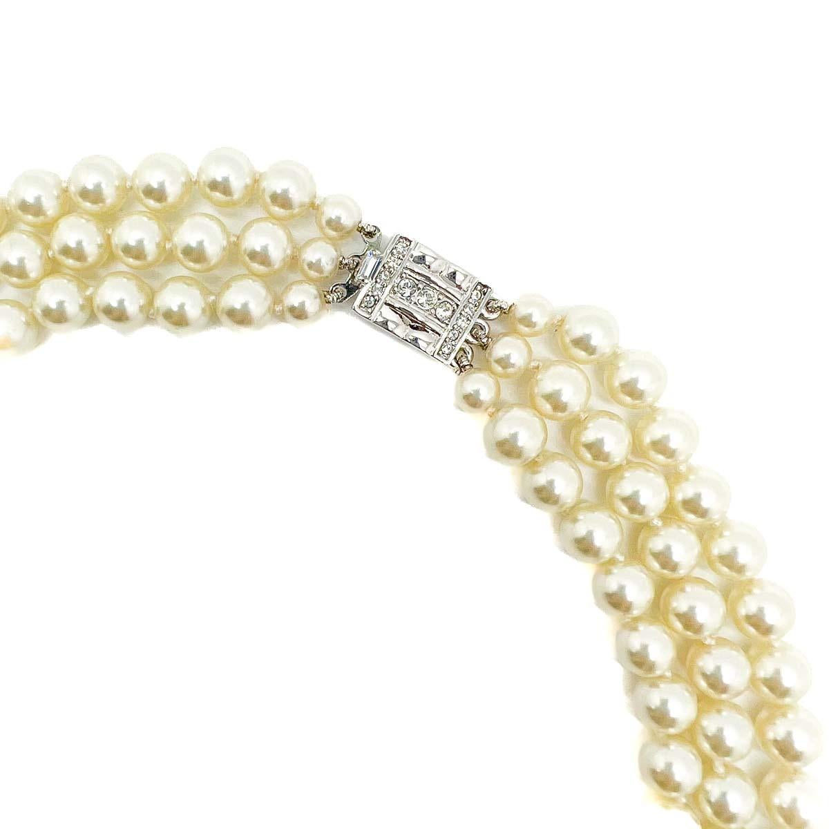 Eine Vintage Camrose & Cross Jackie Kennedy Perlenkette. Ein ewig elegantes Collier, inspiriert vom Stil einer der berühmtesten Modeikonen der Welt.
Camrose & Kross; Jackie Kennedy war bekanntlich in Sachen Modeschmuck ebenso zu Hause wie in Sachen