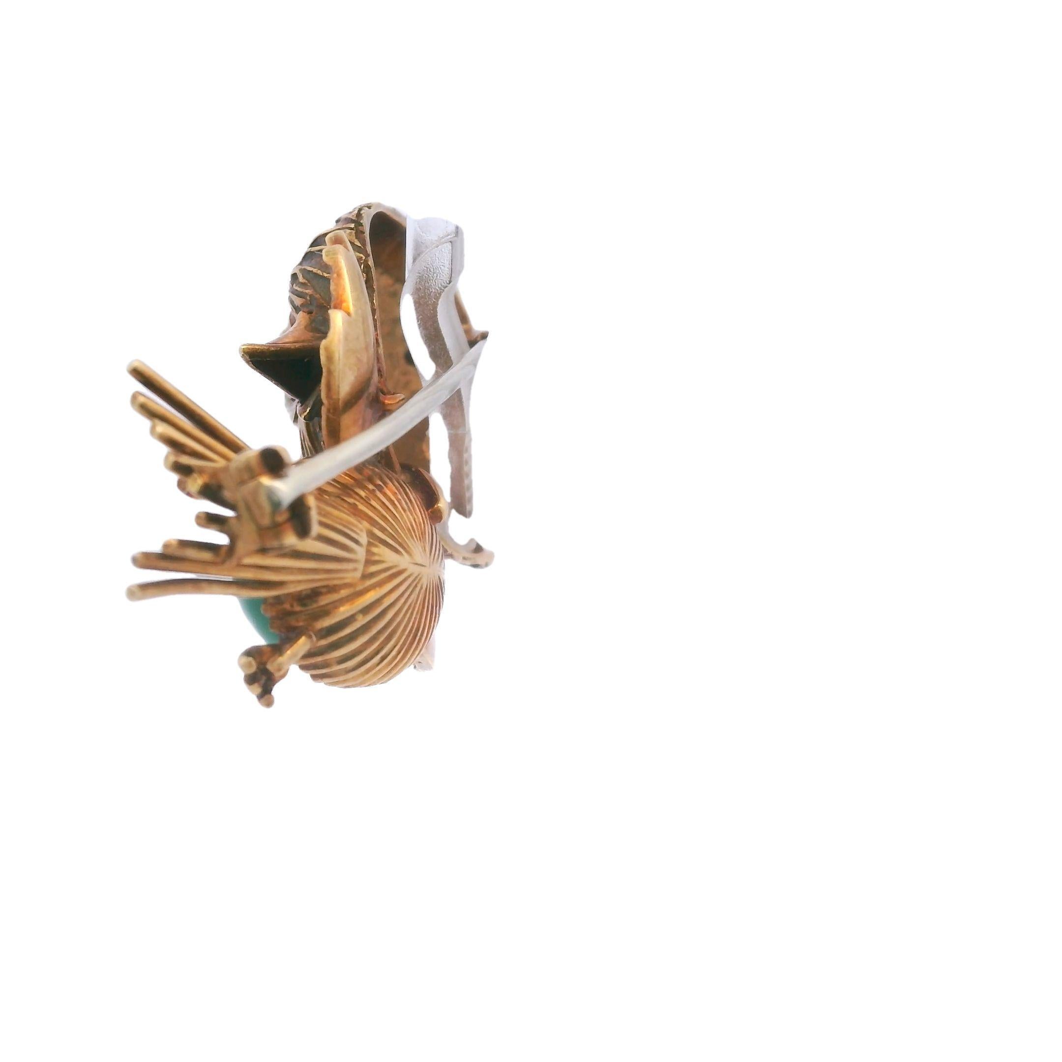 Vintage Bird Brooch Chalcedony Body and Ruby and Diamond Eyes in 18k Yellow Gold

This Mid-20th Century Bird Brooch, crafted in rich 18k yellow gold, is a wonderful piece that brings the beauty of nature to life. At the heart of the design is a