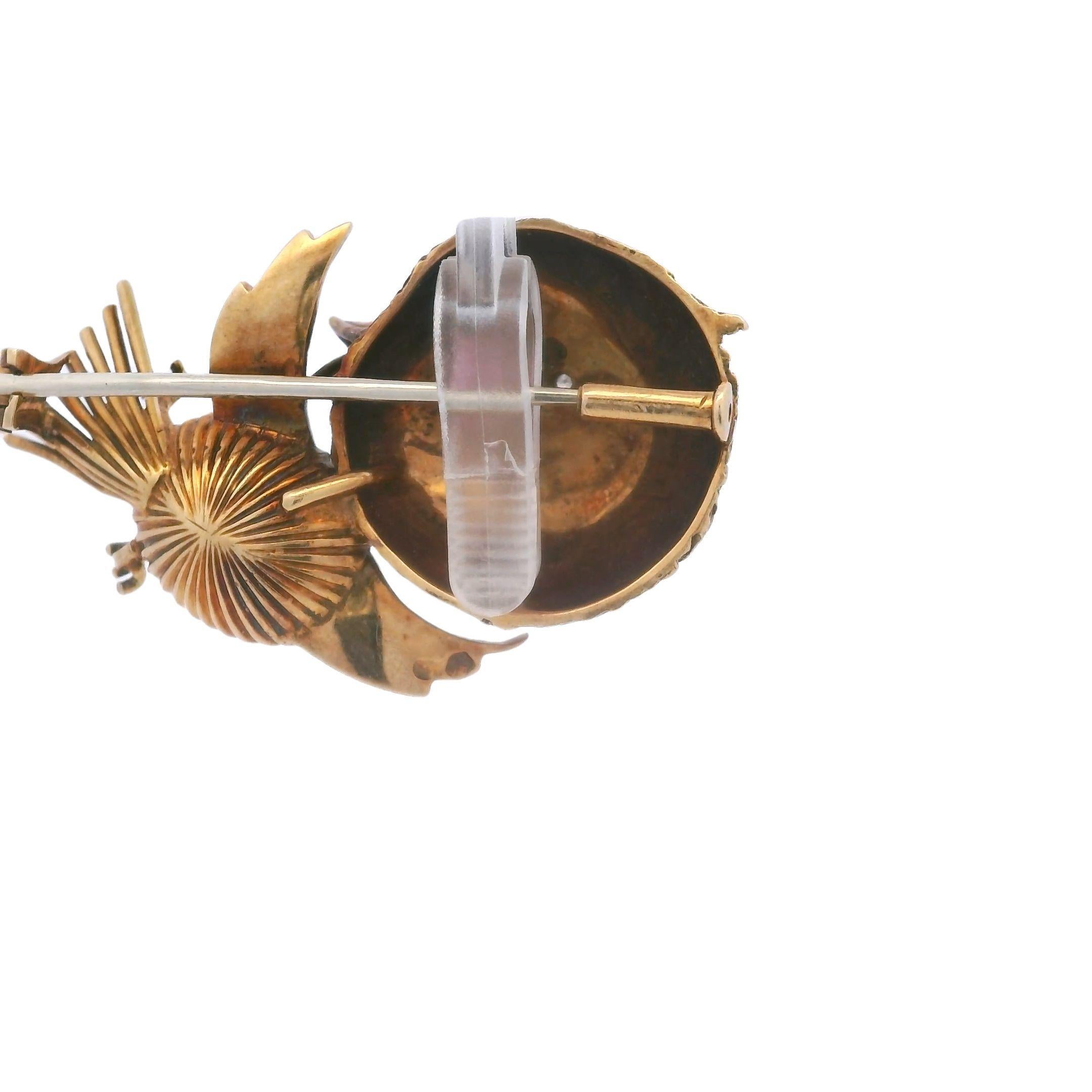 Cabochon Vintage Bird Brooch Chalcedony Body and Ruby and Diamond Eyes in 18k Yellow Gold For Sale