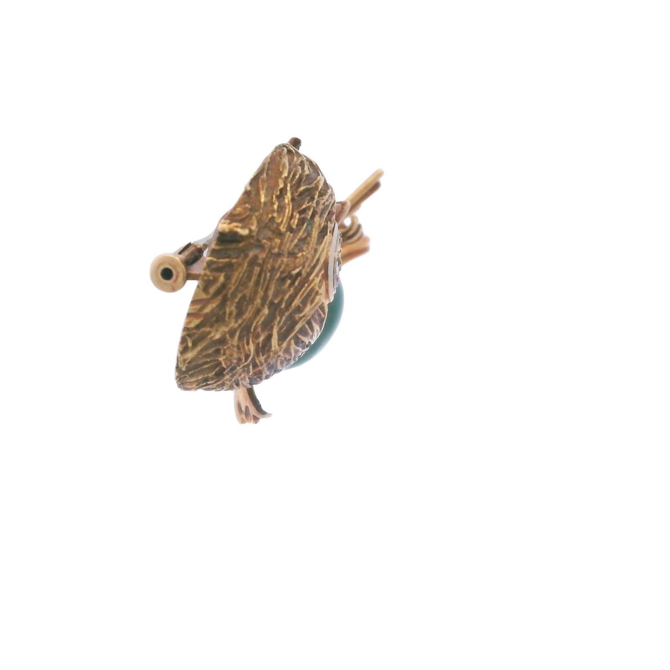 Vintage Bird Brooch Chalcedony Body and Ruby and Diamond Eyes in 18k Yellow Gold In Good Condition For Sale In Fairfield, CT
