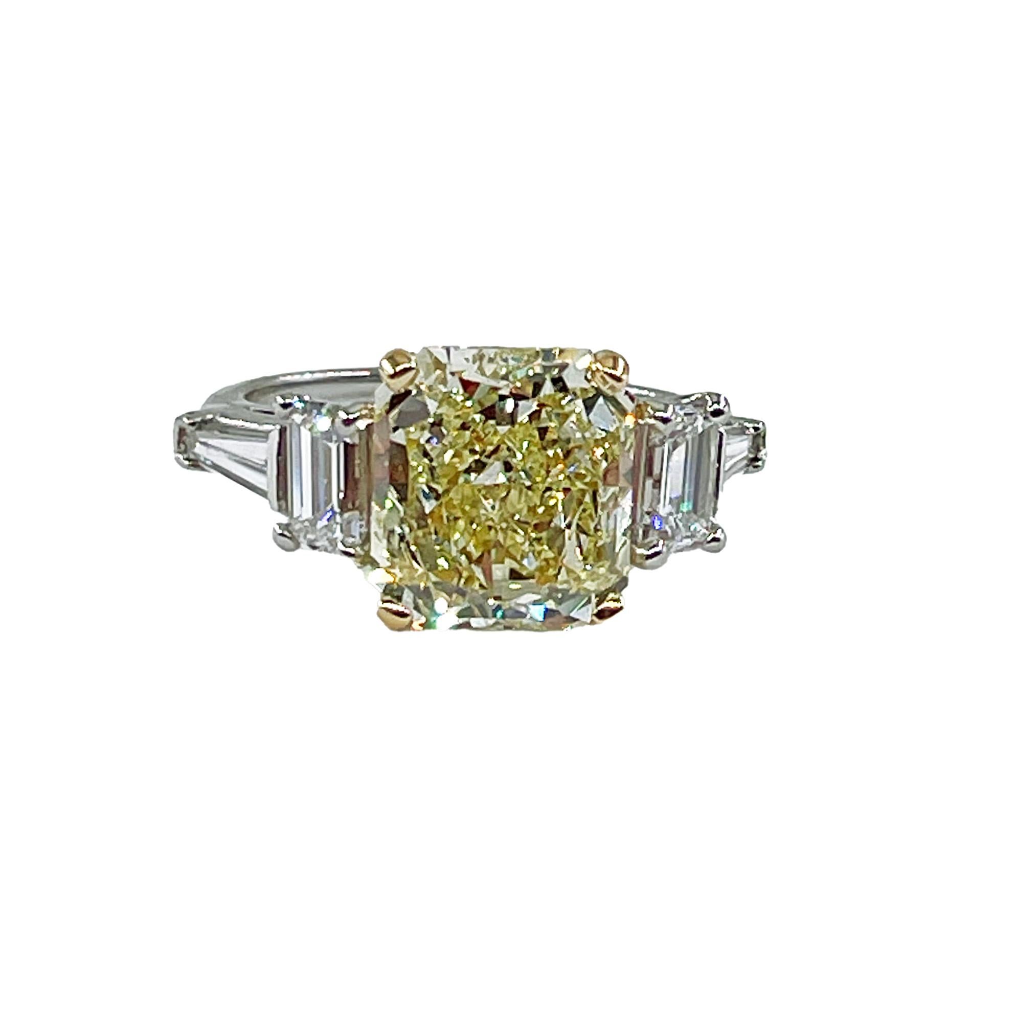 Vintage “Canary” GIA 7.11ctw Fancy YELLOW Radiant Diamond 5 stone Platinum Ring In Good Condition In New York, NY
