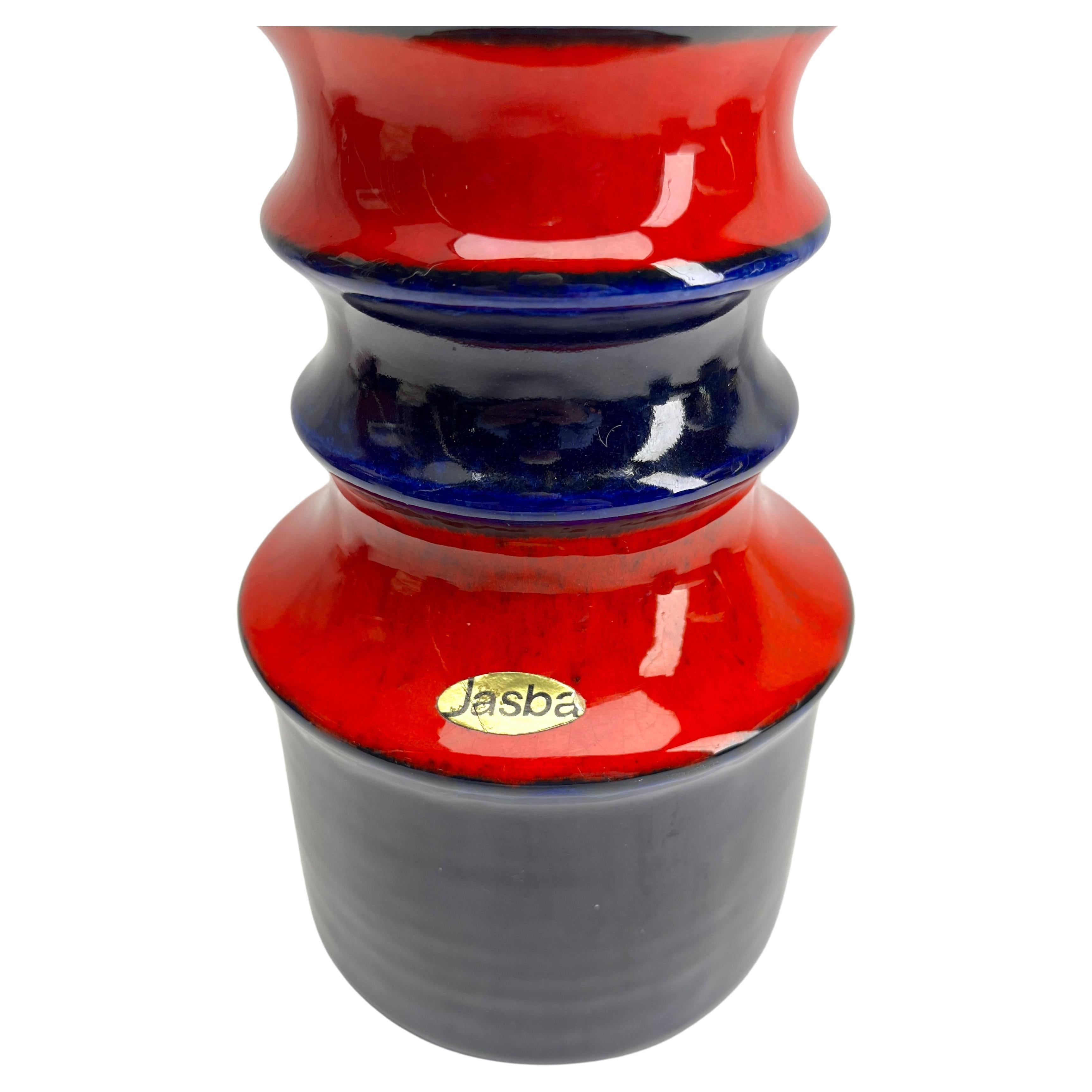 Questo vaso vintage originale Jasba è stato prodotto negli anni '70 in Germania. È realizzato in ceramica.

Design lineare e minimalista dell'era del design degli anni '1960. 
Super rara in questa colorazione. 
Questo articolo è una splendida