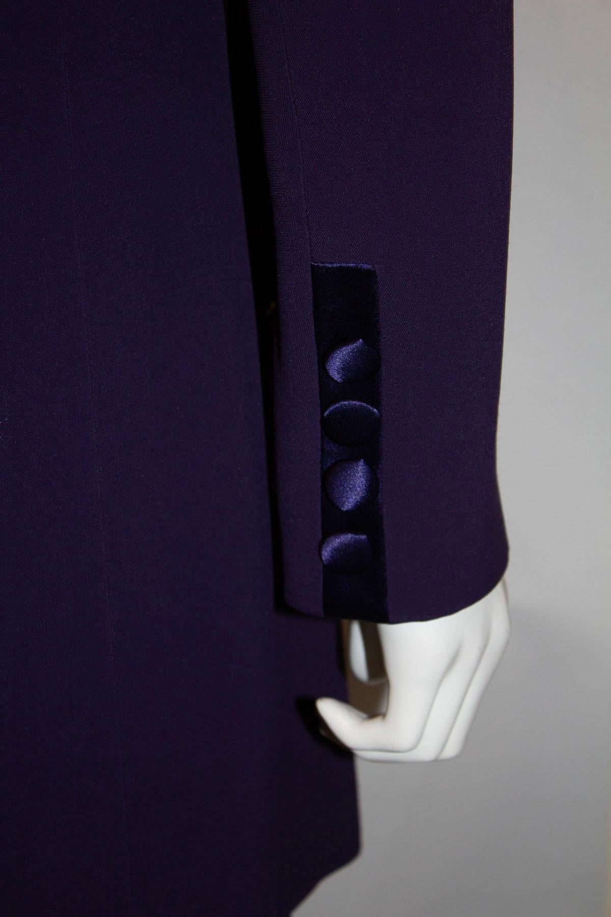 Un superbe tailleur pantalon vintage de Candice Fraiberger . La veste est longue et comporte deux poches,  une fermeture à deux boutons et des revers originaux. Le pantalon est doté d'une ouverture latérale zippée et d'un haut assorti.
Mesures Veste