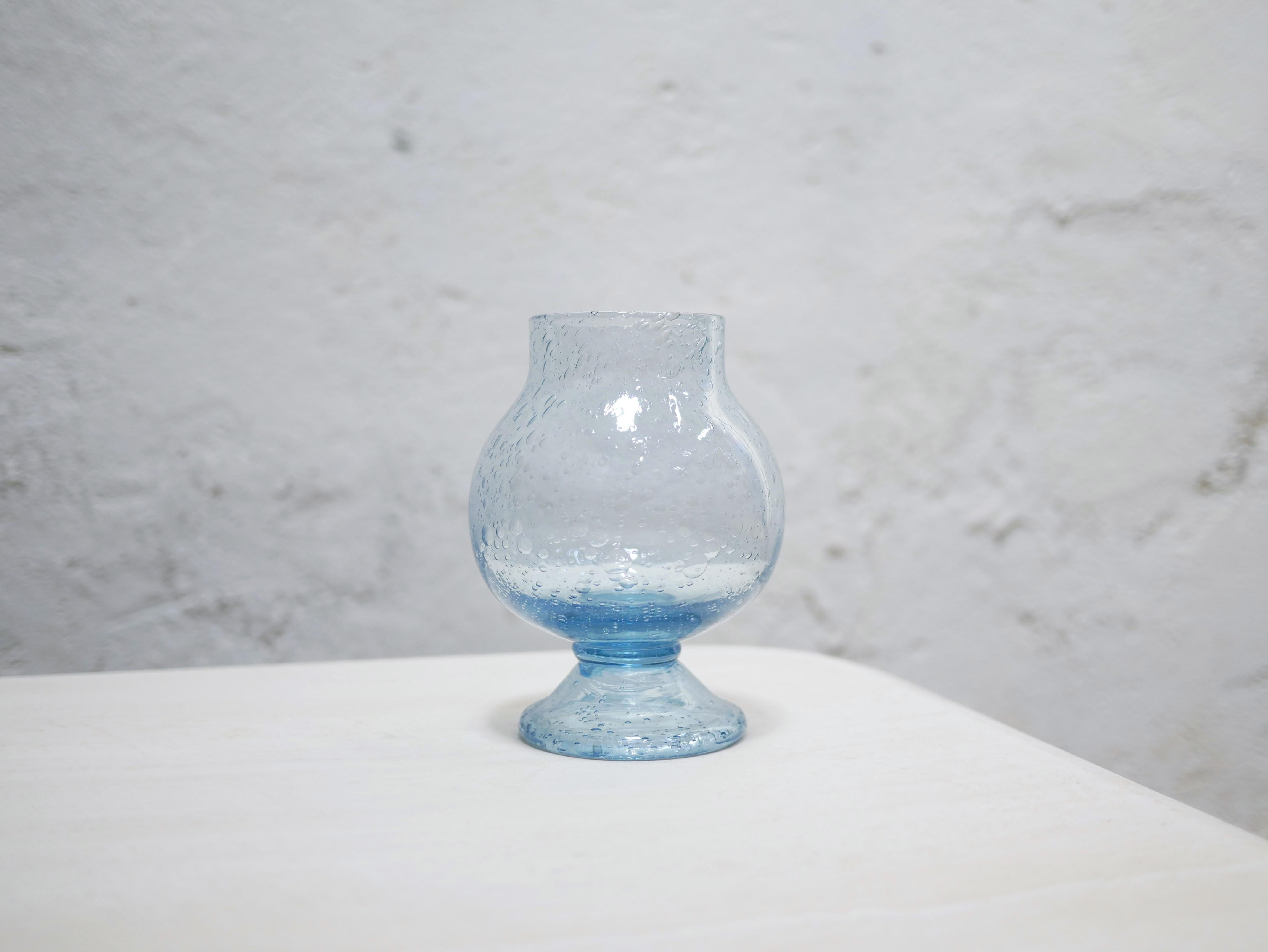 Porte-bougies à réchaud en verre soufflé bleu de la verrerie de Biot datant des années 1960.

Idéal pour la décoration, son verre bullé et sa teinte bleue lumineuse apporteront douceur et chaleur. De belle taille, seul ou associé à d'autres objets,