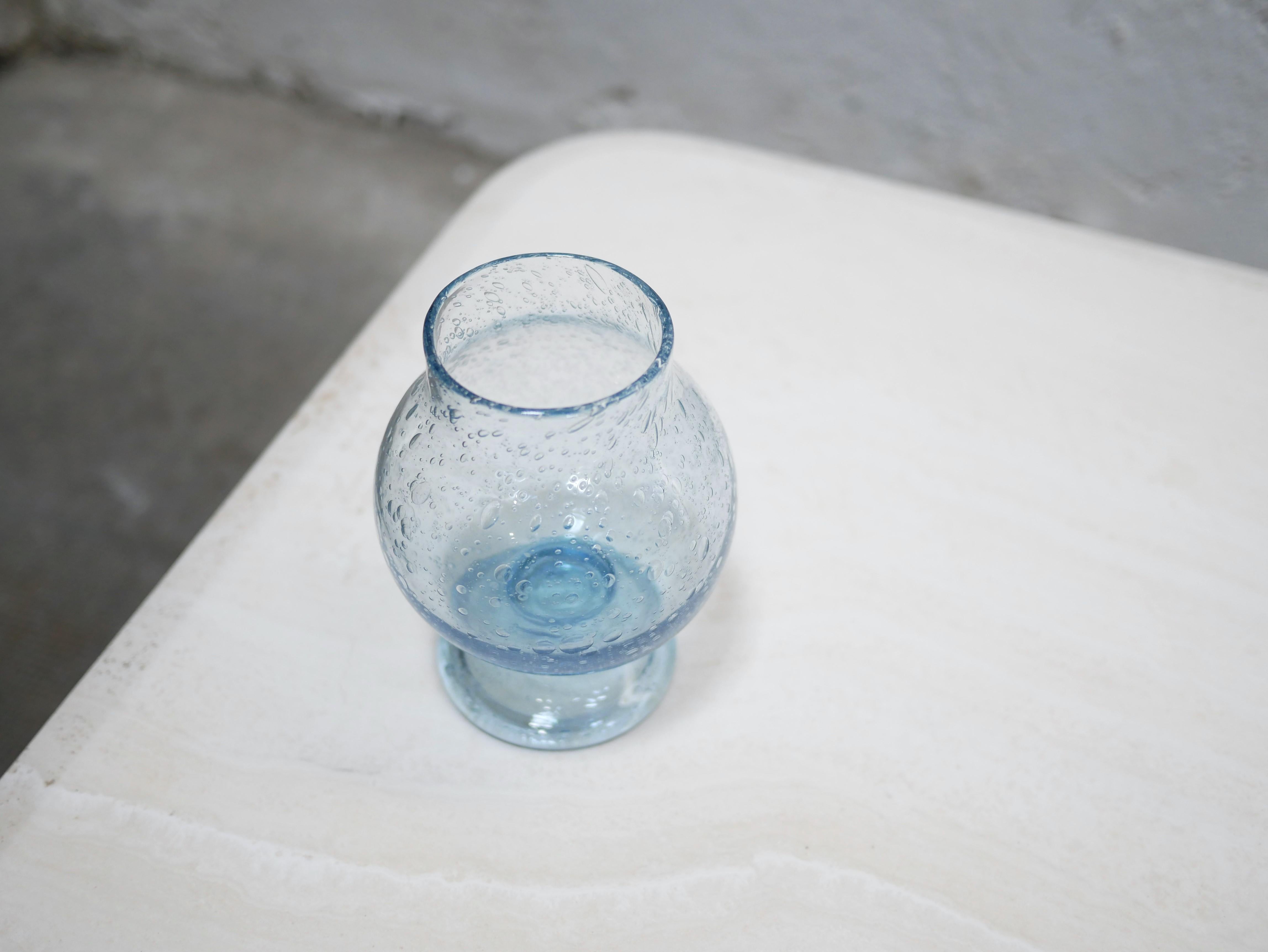 Porte-bougies vintage en verre soufflé bleu de Biot Glassworks Bon état à AIGNAN, FR