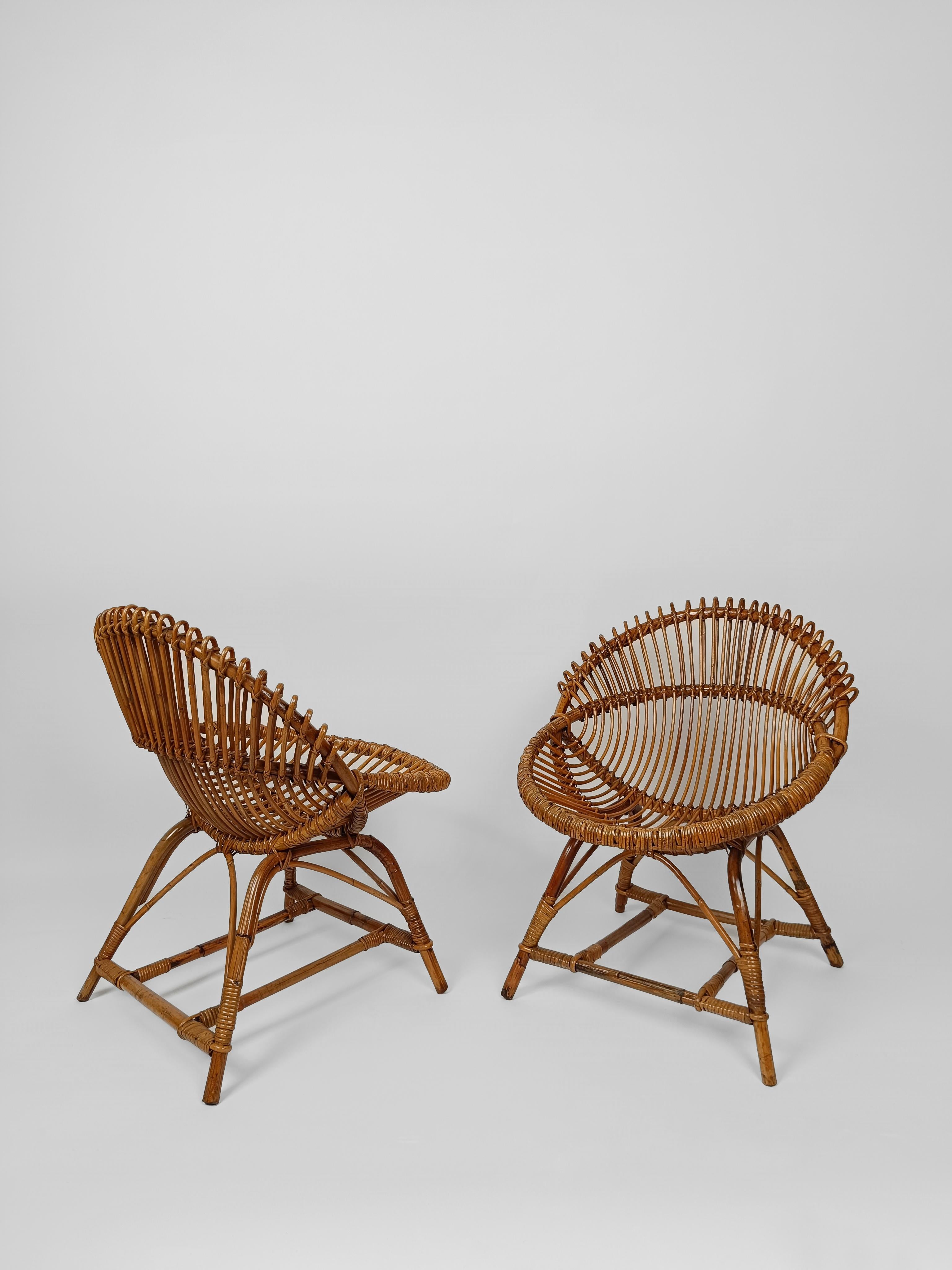 Hand-Crafted Vintage Cane and Rattan Set of 2 shell-shaped Armchairs with Coffe Table, 1960s For Sale