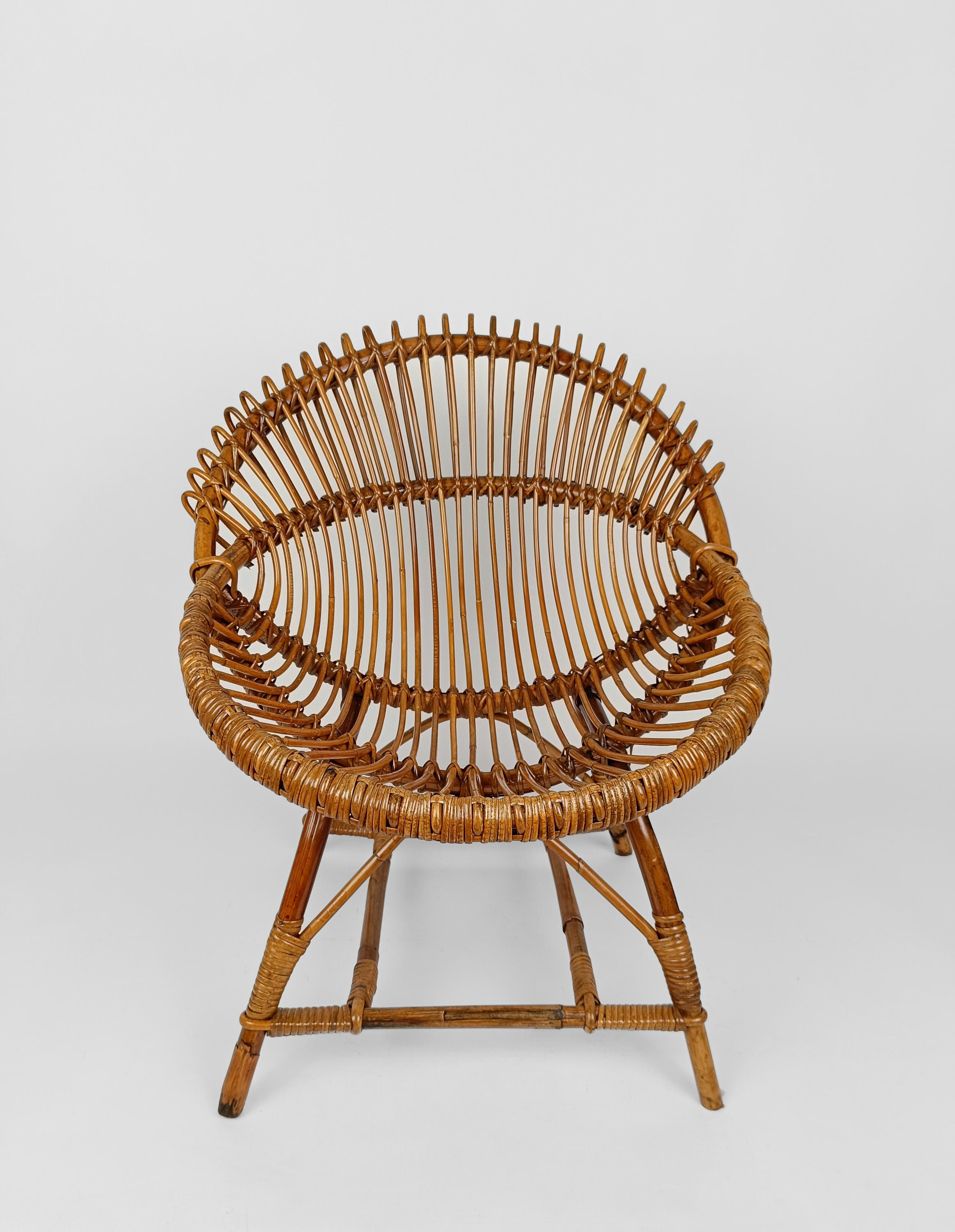 Juego vintage de 2 sillones de caña y ratán en forma de concha con mesa de café, años 60 en Bueno estado para la venta en Roma, IT
