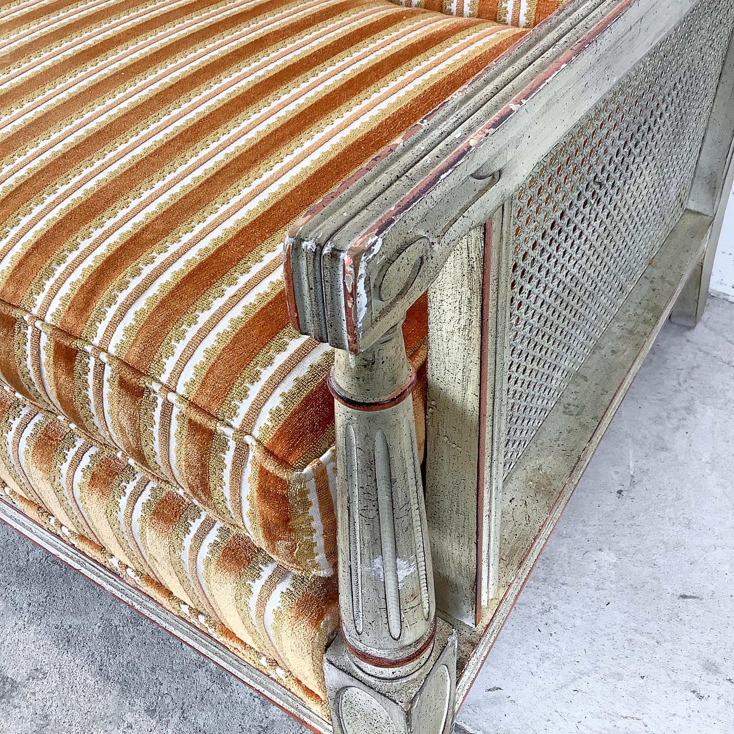 Vintage Cane-Arm Louis XVI Style Settee With Carved Frame im Zustand „Relativ gut“ im Angebot in Trenton, NJ