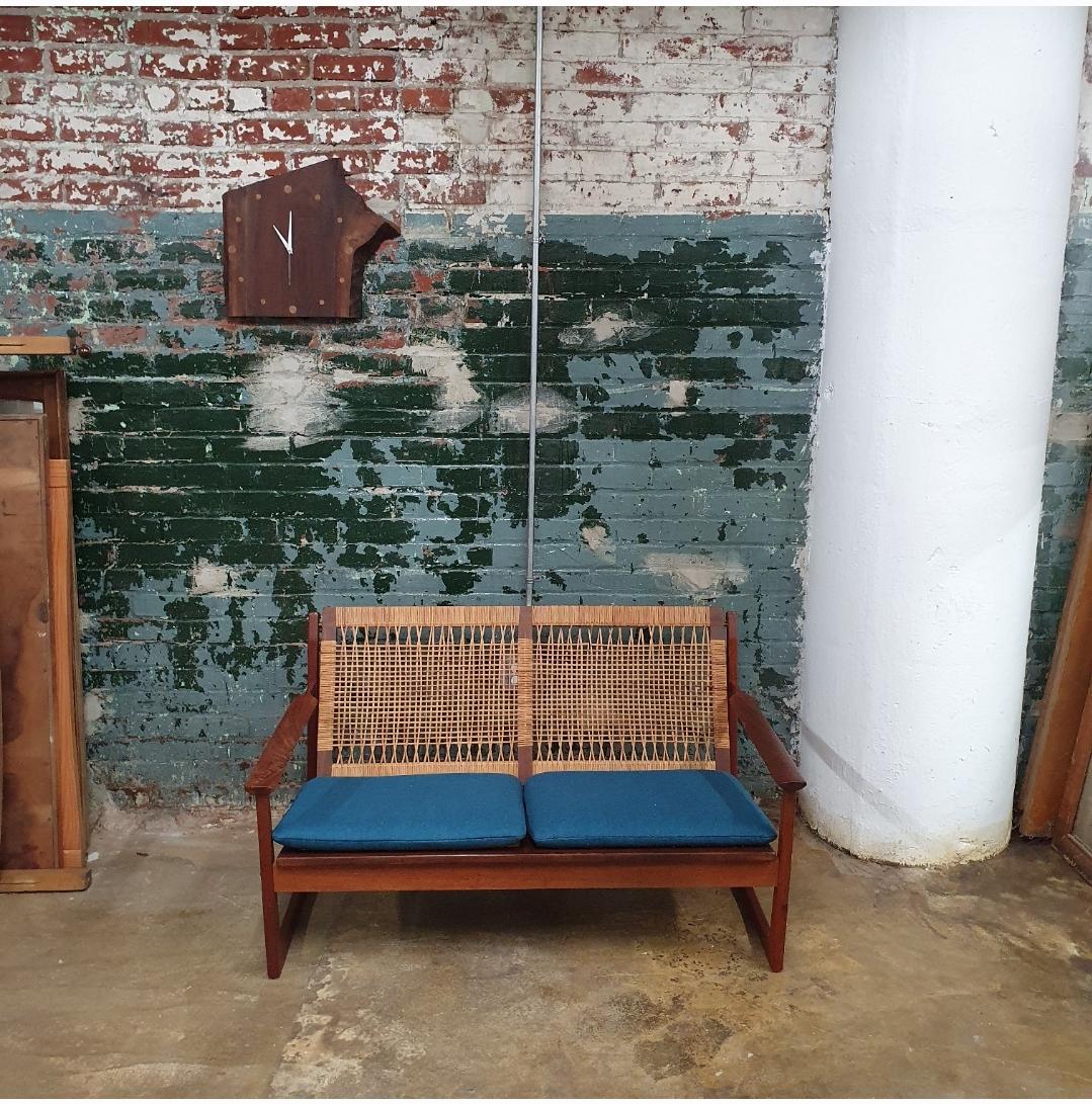 Teakholz-Set mit Rohrrücken von Hans Olsen Vintage im Zustand „Gut“ im Angebot in Philadelphia, PA