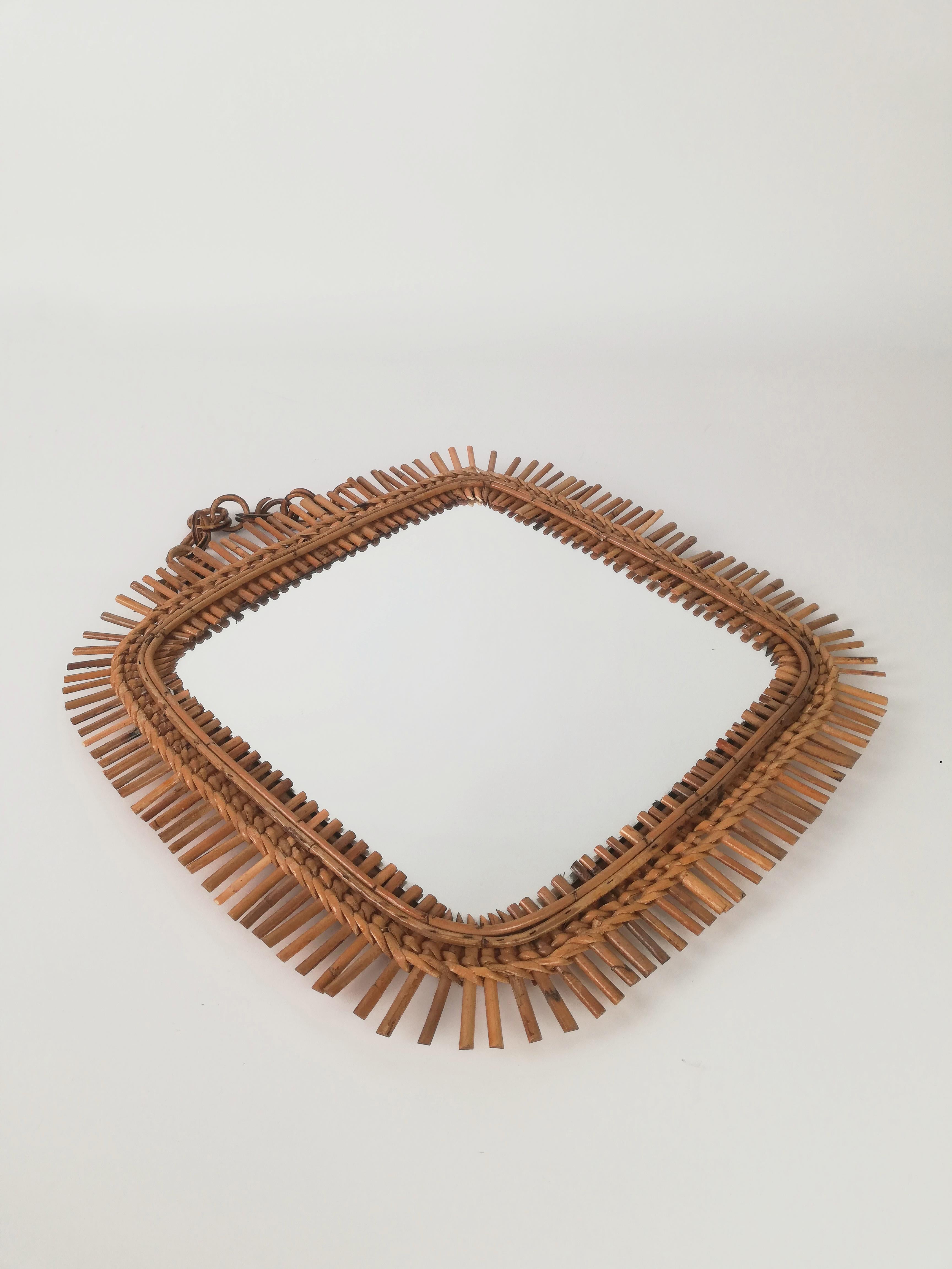 A quadrangular mirror made in Italy between the 50s and 60s.
The Mid Century mirror is the original of the period, in fact signs of oxidation are visible in the photo and it's bamboo frame recalls tribal artifacts.
Thin rush slats, all different