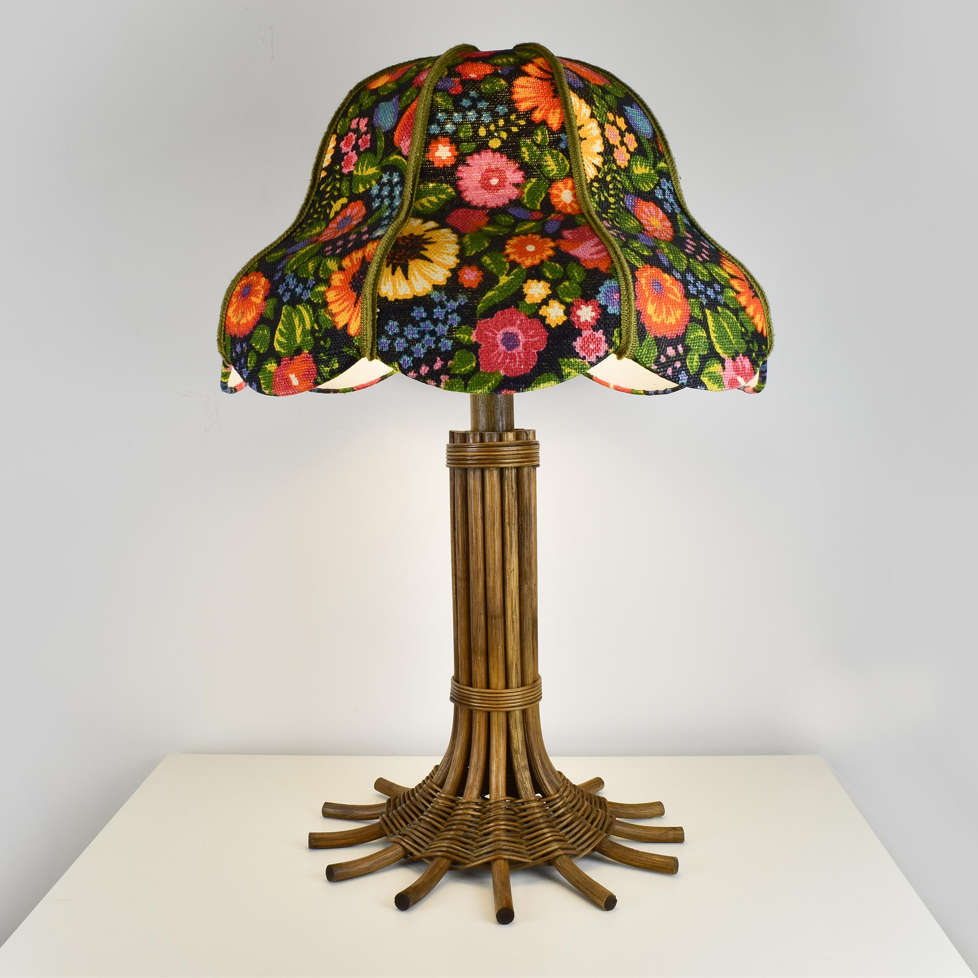 Vintage-Lampe aus Rohr und Rattan mit geblümtem Schirm von Leola - Boho-Dekor aus der Jahrhundertmitte (Moderne der Mitte des Jahrhunderts) im Angebot