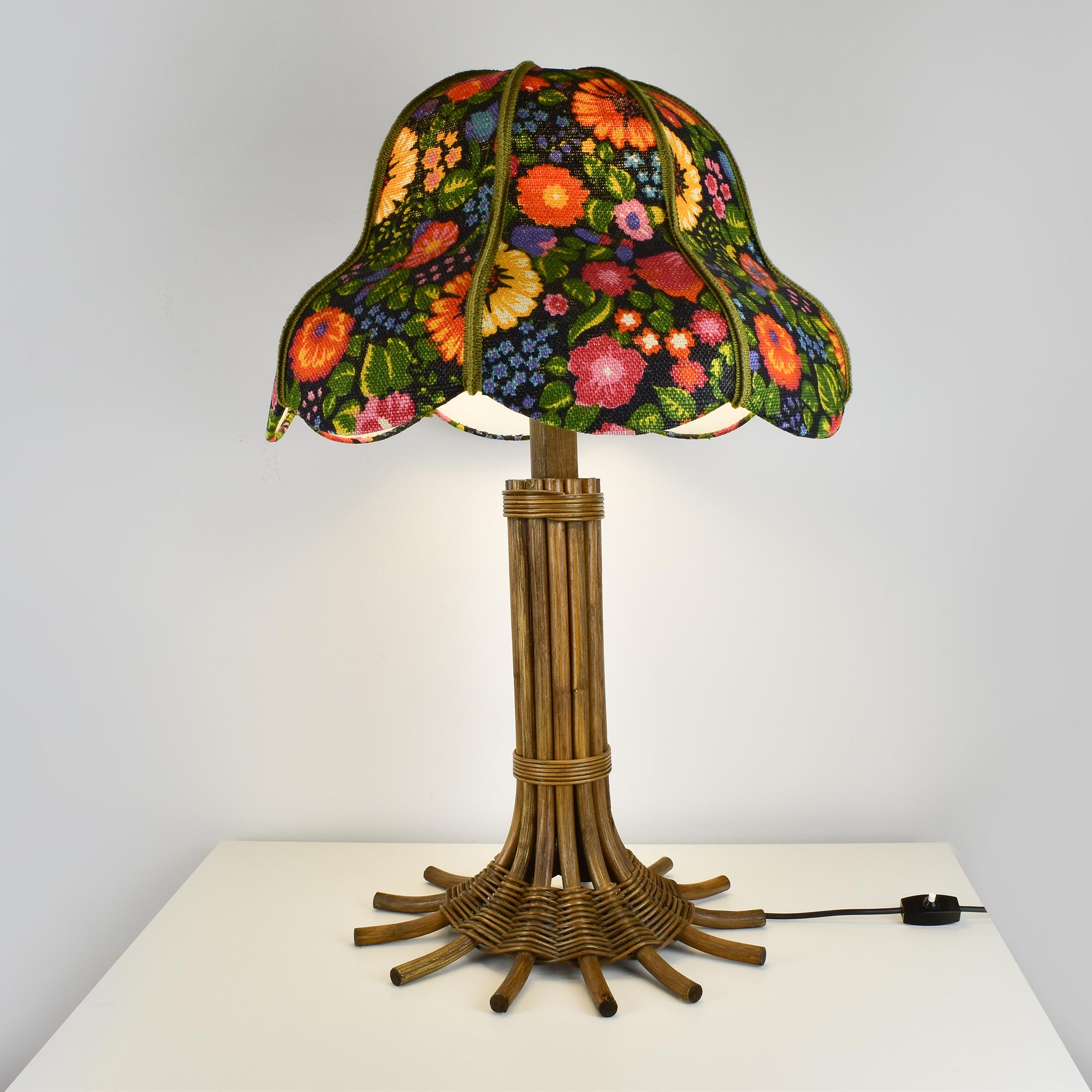 Vintage-Lampe aus Rohr und Rattan mit geblümtem Schirm von Leola - Boho-Dekor aus der Jahrhundertmitte (Deutsch) im Angebot