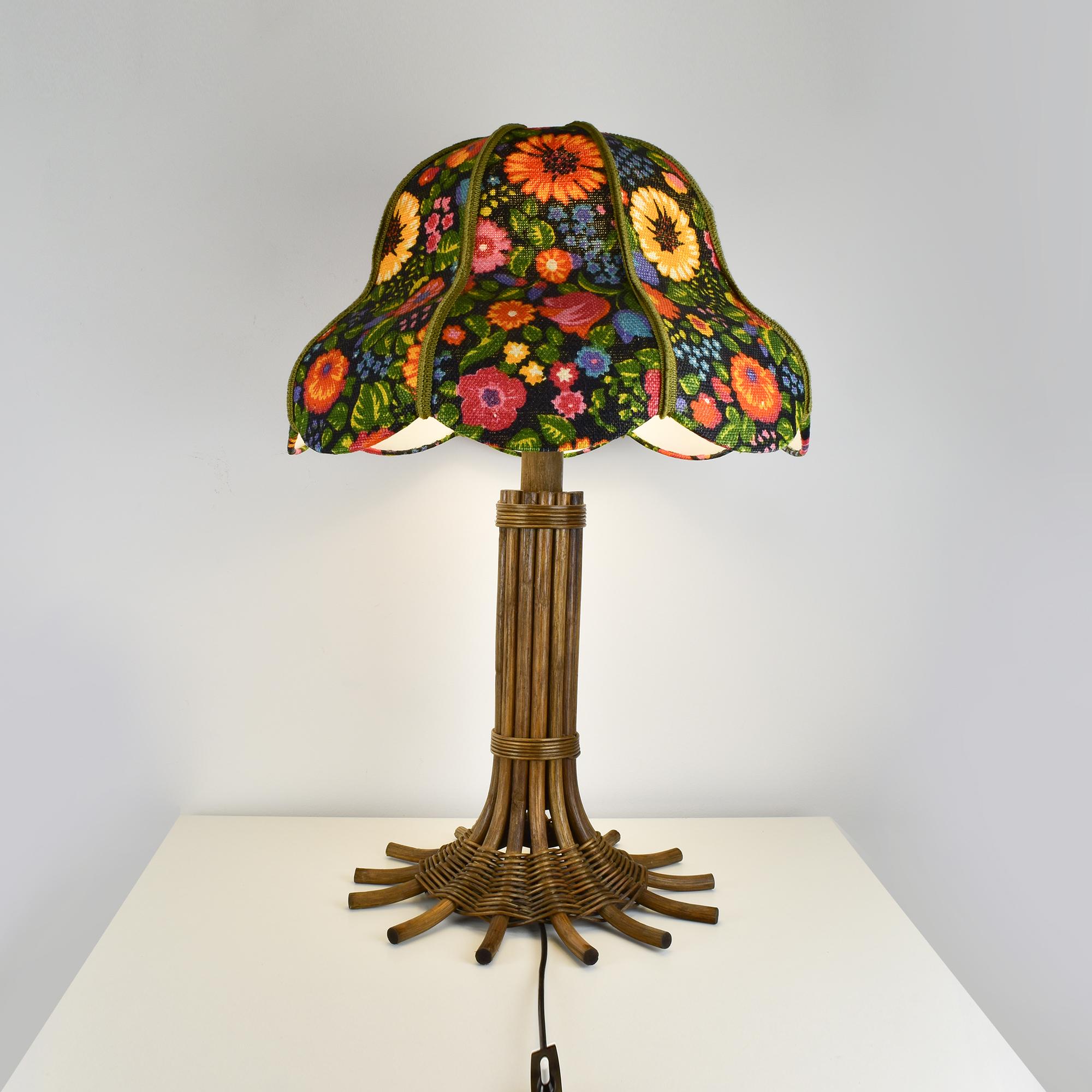 Vintage-Lampe aus Rohr und Rattan mit geblümtem Schirm von Leola - Boho-Dekor aus der Jahrhundertmitte (Handgefertigt) im Angebot
