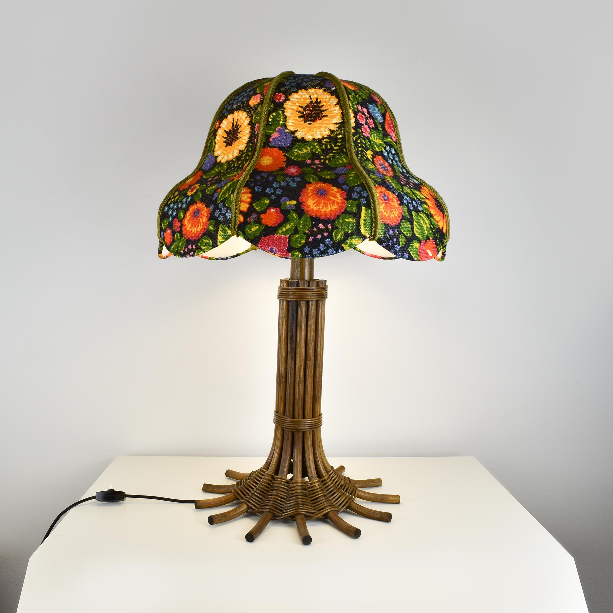 Vintage-Lampe aus Rohr und Rattan mit geblümtem Schirm von Leola - Boho-Dekor aus der Jahrhundertmitte im Zustand „Gut“ im Angebot in Bad Säckingen, DE
