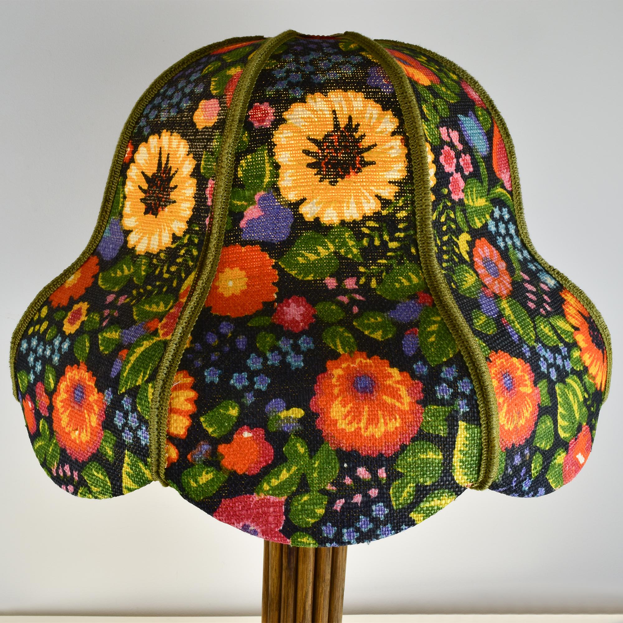 Vintage-Lampe aus Rohr und Rattan mit geblümtem Schirm von Leola - Boho-Dekor aus der Jahrhundertmitte (Mitte des 20. Jahrhunderts) im Angebot