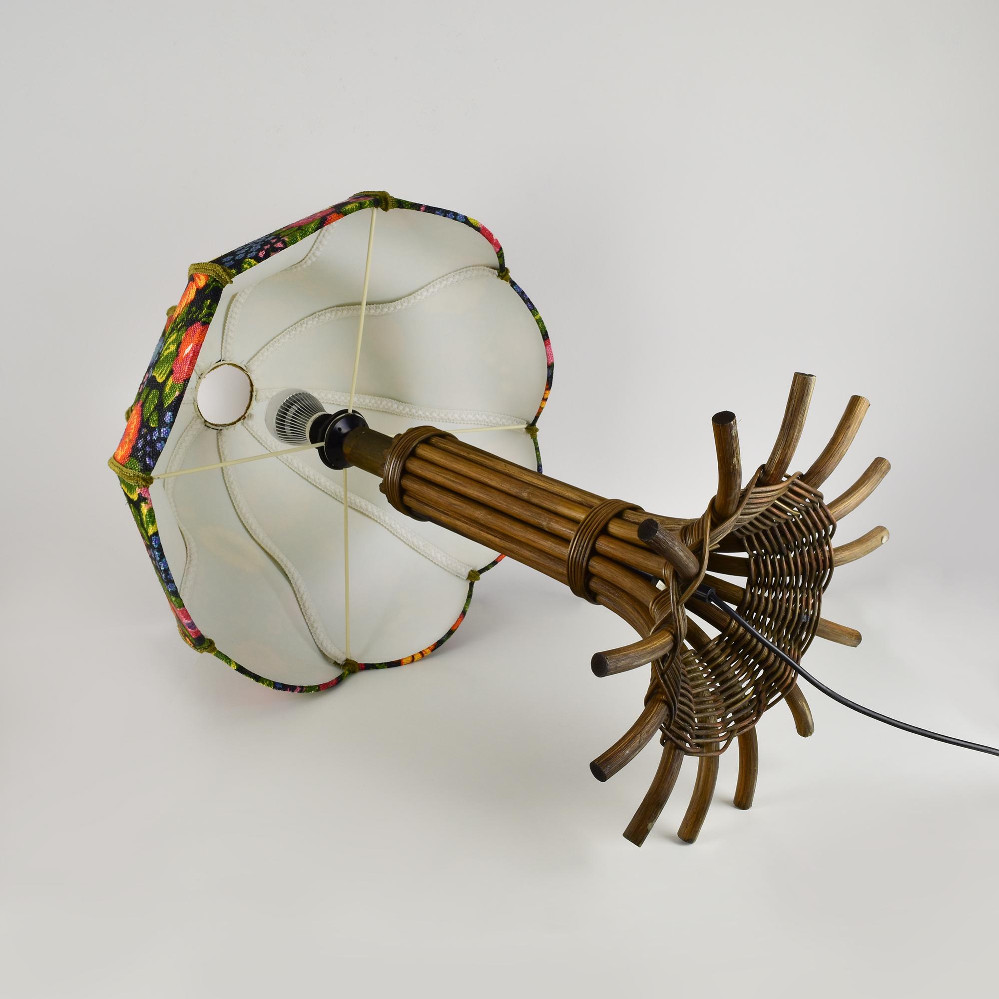 Vintage-Lampe aus Rohr und Rattan mit geblümtem Schirm von Leola - Boho-Dekor aus der Jahrhundertmitte im Angebot 1