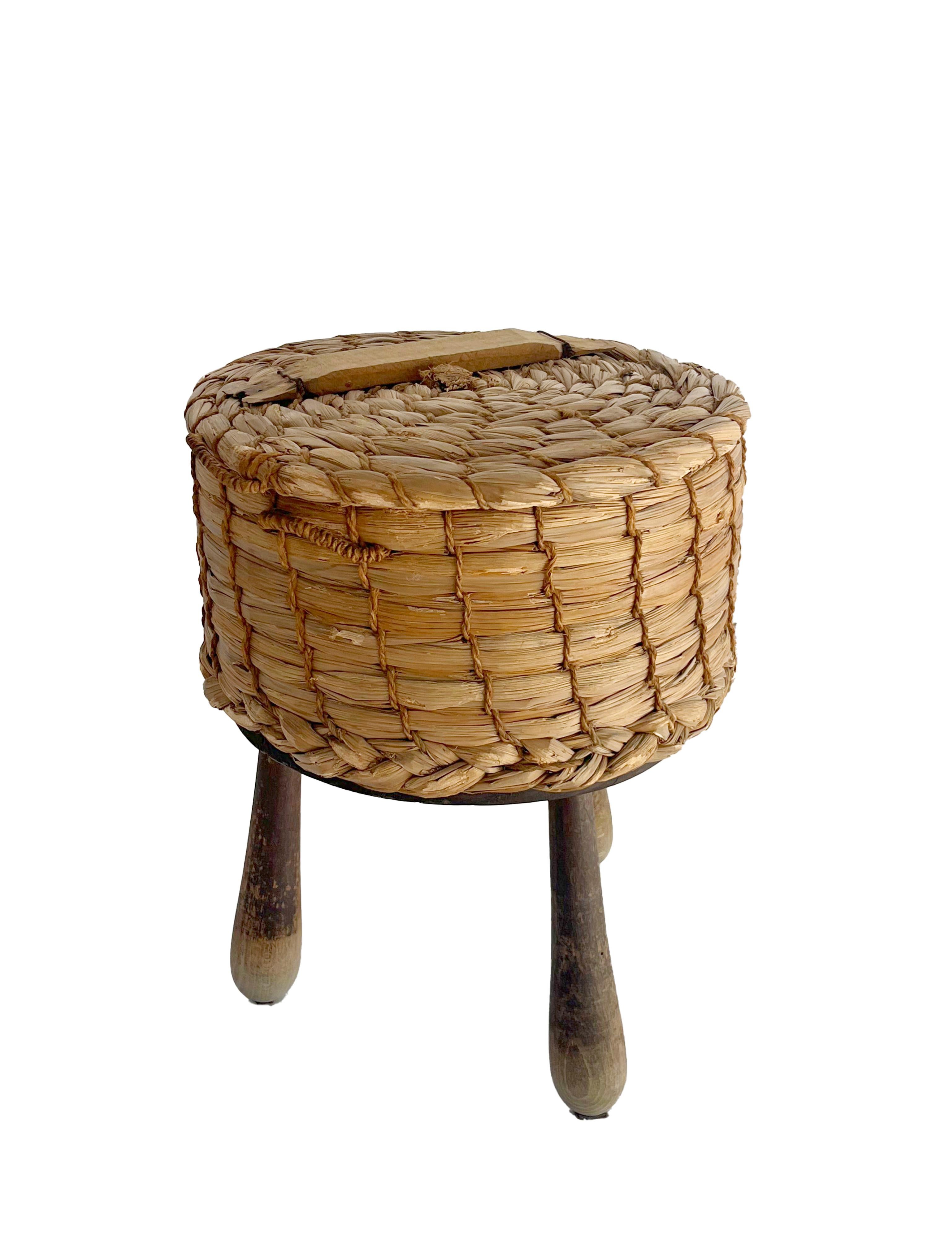Découvrez le charme rustique et la fonctionnalité de ce tabouret en rotin vintage, parfait pour ajouter une touche d'authenticité et d'élégance à n'importe quel espace. Ce tabouret se distingue par son design artisanal et son excellent état de