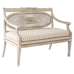 Vieille banquette italienne cannée avec finition décapé