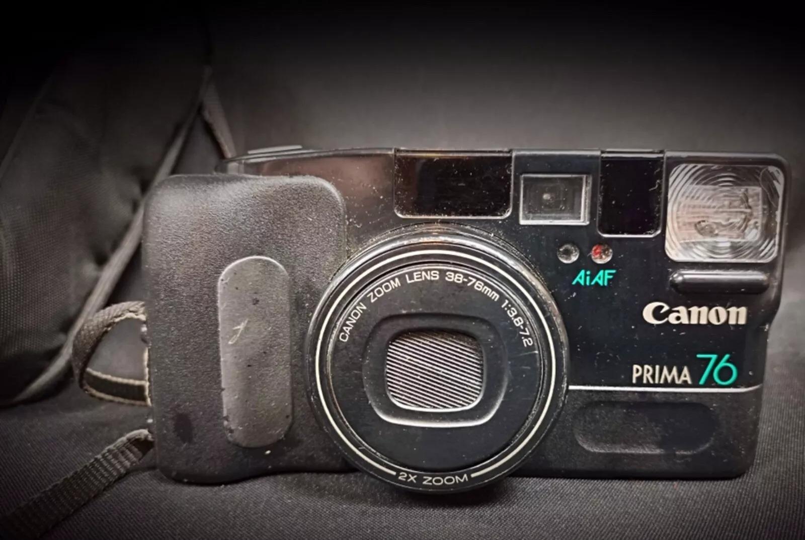 Explora el encanto de la fotografía de película con esta cámara vintage Canon Prima Zoom 76, que incorpora un versátil objetivo 1:3,8-7,2 de 38-76 mm. Esta cámara clásica de apuntar y disparar es una opción excelente para coleccionistas o para