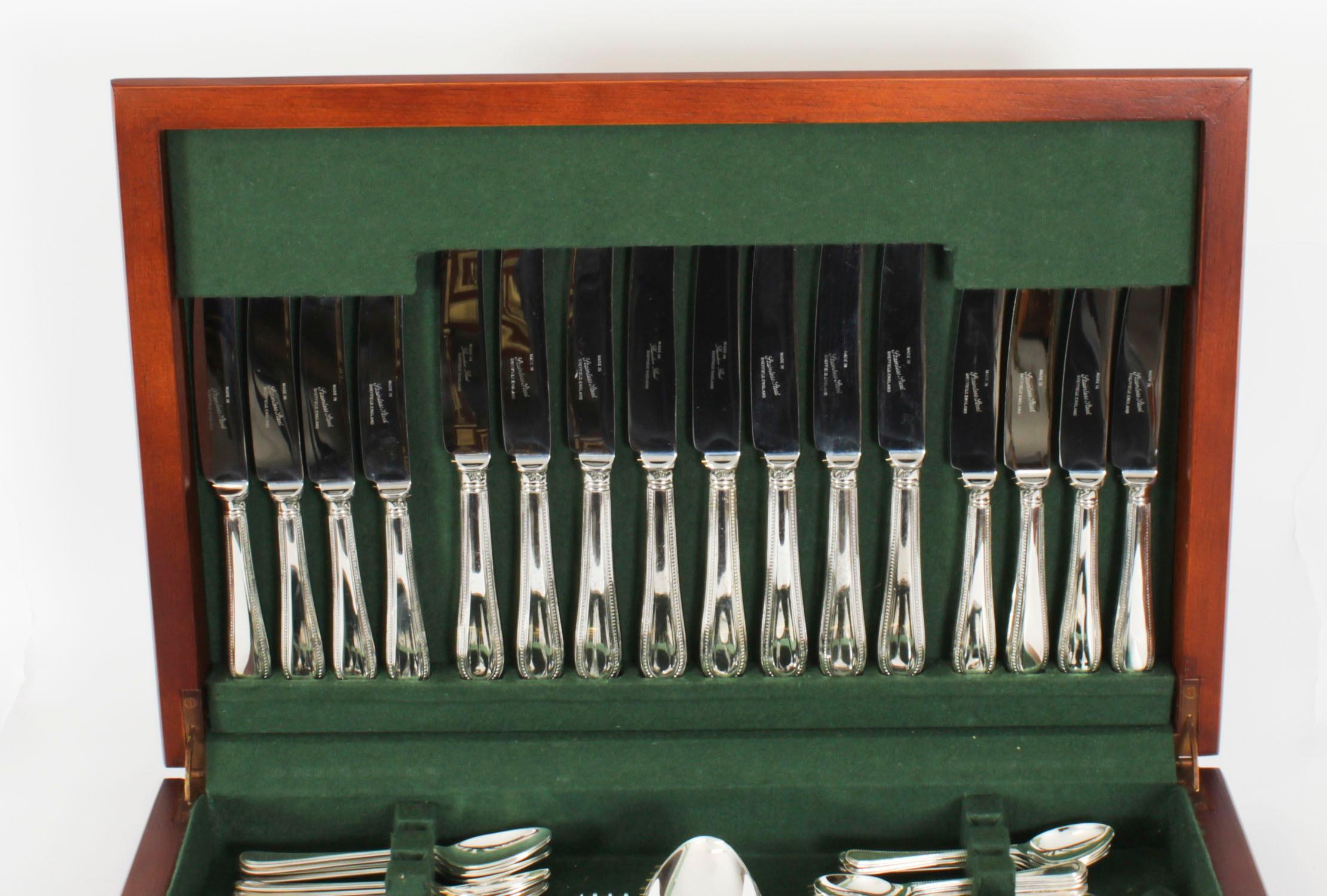20ième siècle Canteen x 8 perles argentées, service de couverts à motif de 84 pièces du 20ème siècle en vente