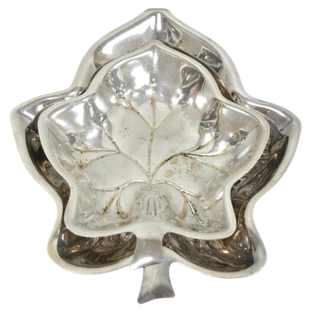 Lot de 2 petits plateaux à bijoux vintage Canterbury en métal argenté, en forme de feuille en vente