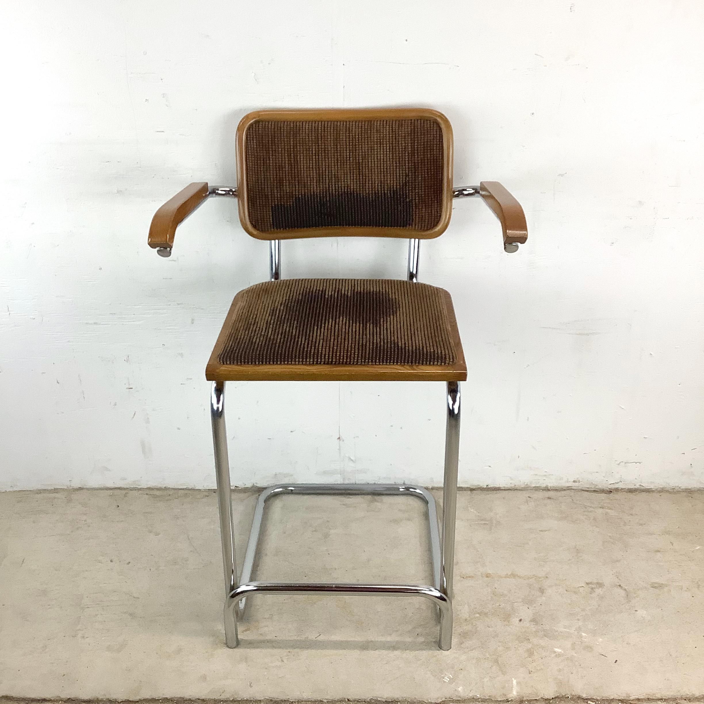 Este taburete voladizo vintage logra un equilibrio entre la forma escultural y la función cotidiana, encarnando la elegante estética modernista que definió gran parte del diseño de mediados de siglo. Su base de cromo pulido ofrece un característico