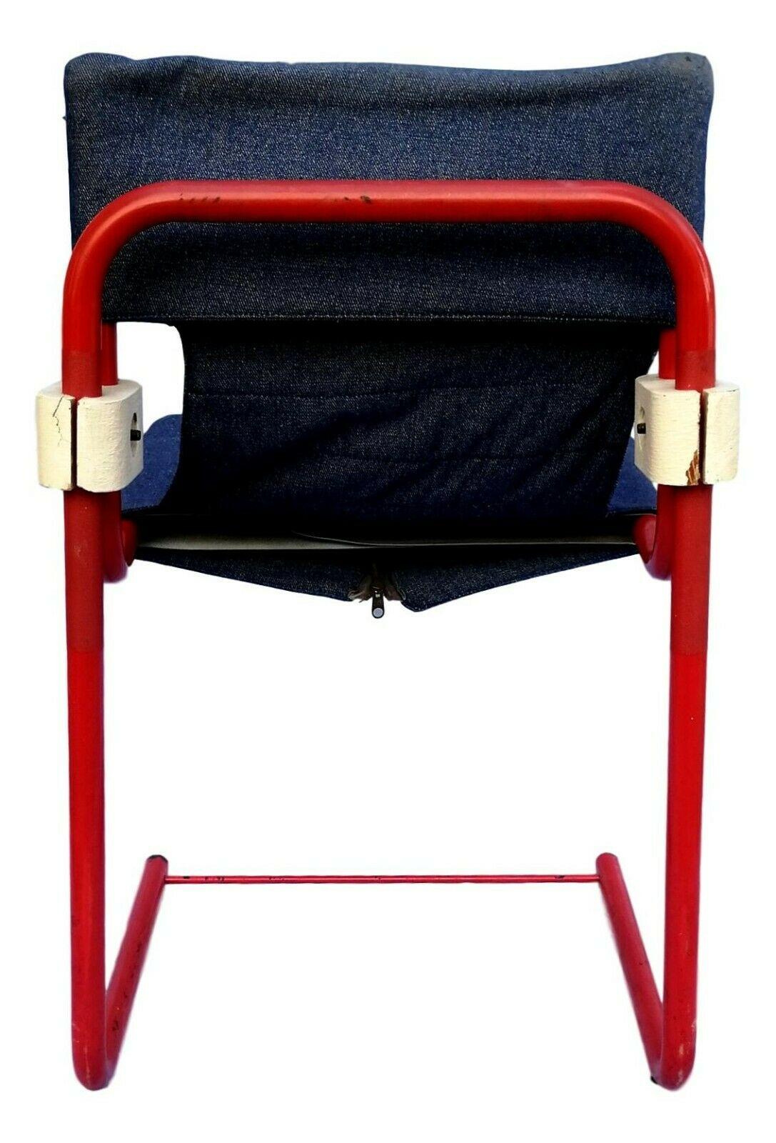 Beautiful cantilever chair of Italian design from the original collection from the 70s, on a red lacquered metal tubular structure and seat covered in jeans

Measures: Total height 77 cm, width 46 cm, depth 56 cm and seat height 48 cm from the
