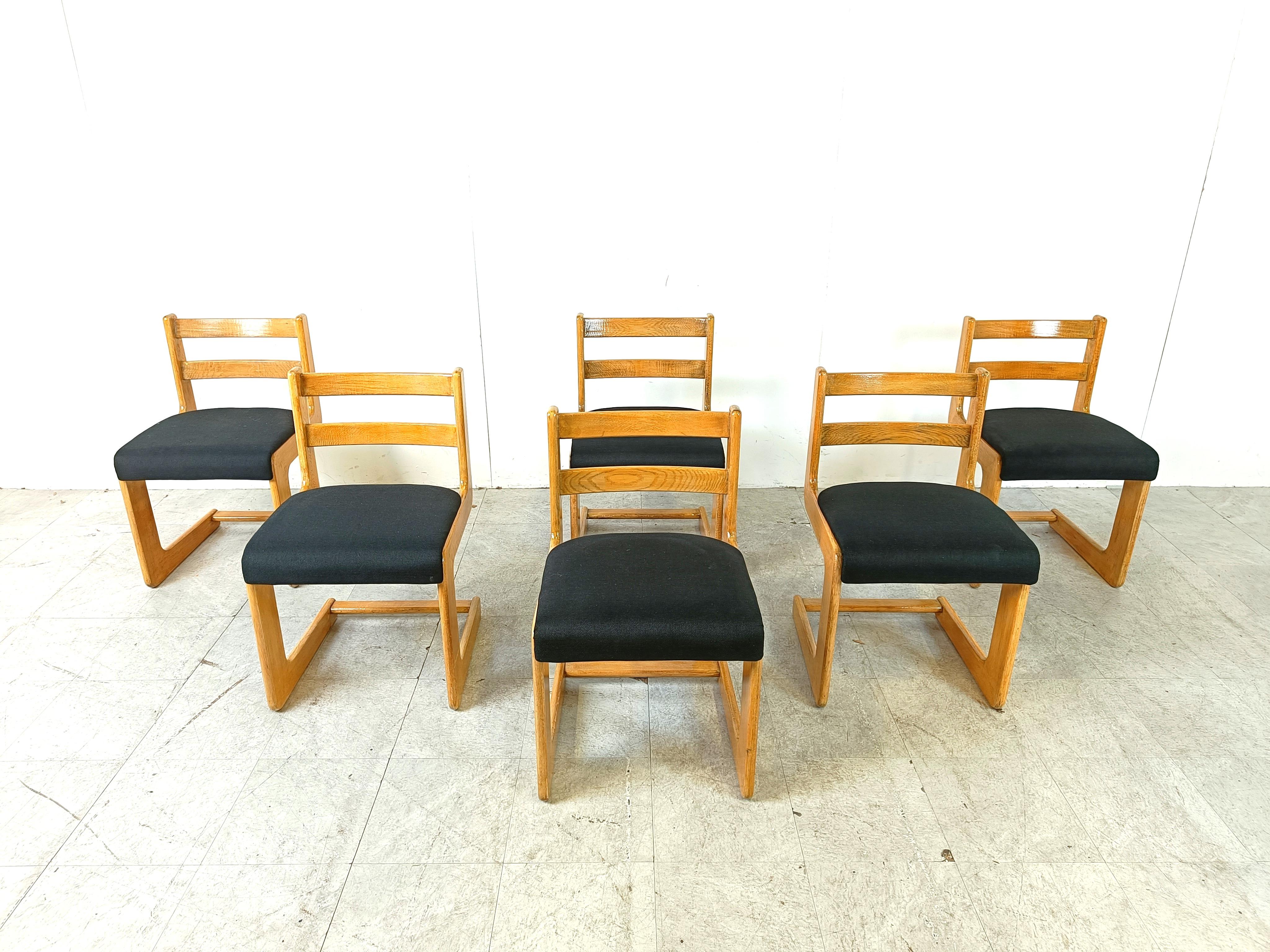 Ensemble de 6 chaises de salle à manger par Casala avec des cadres cantilever en chêne et des sièges en tissu nouvellement rembourrés.

Un beau design intemporel 

Très bon état.

Années 1970 - Allemagne

Dimensions
Hauteur : 78cm/30.70