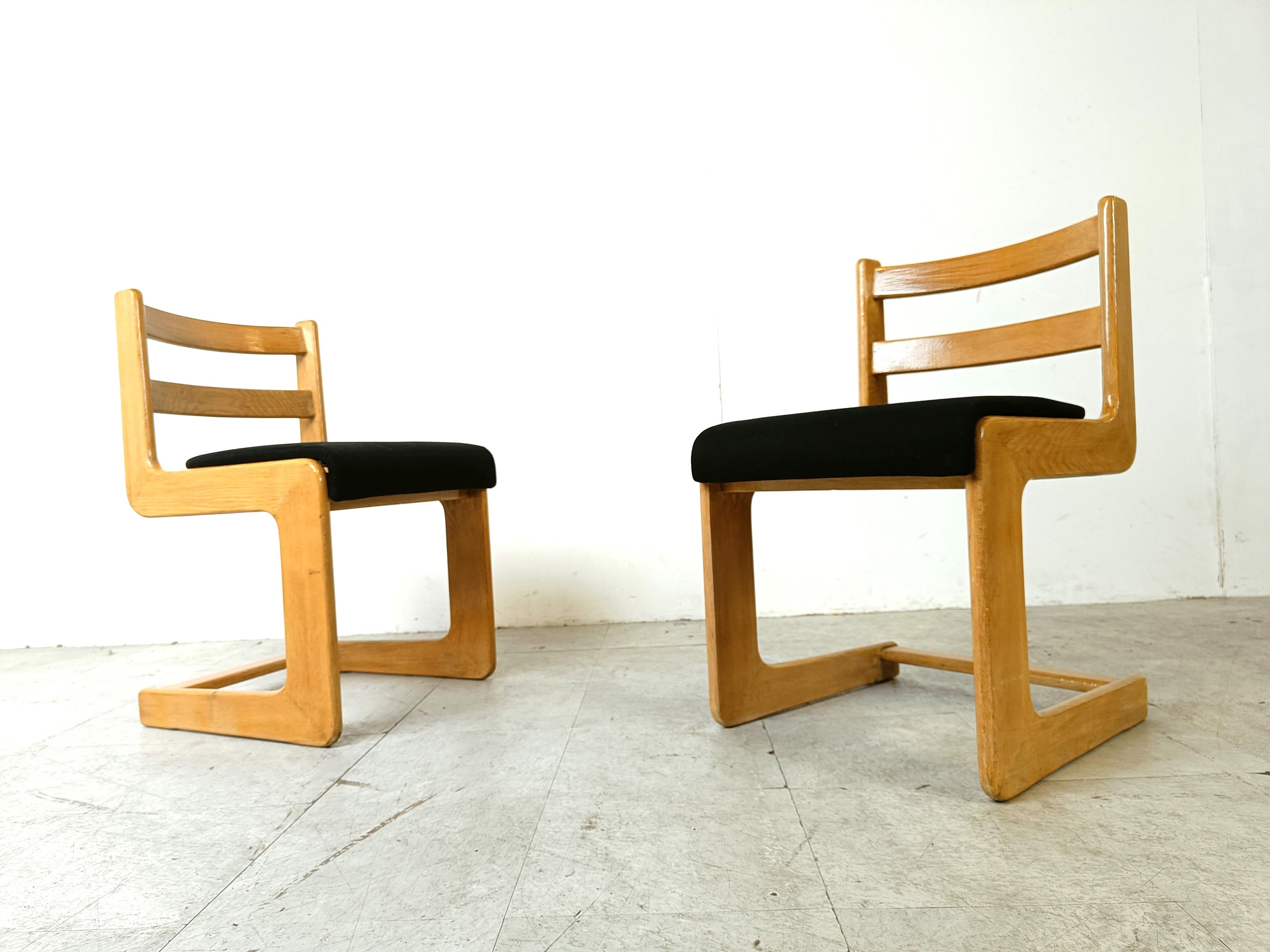 Freitragende Vintage-Stühle von Casala, 1970er-Jahre (Holz) im Angebot
