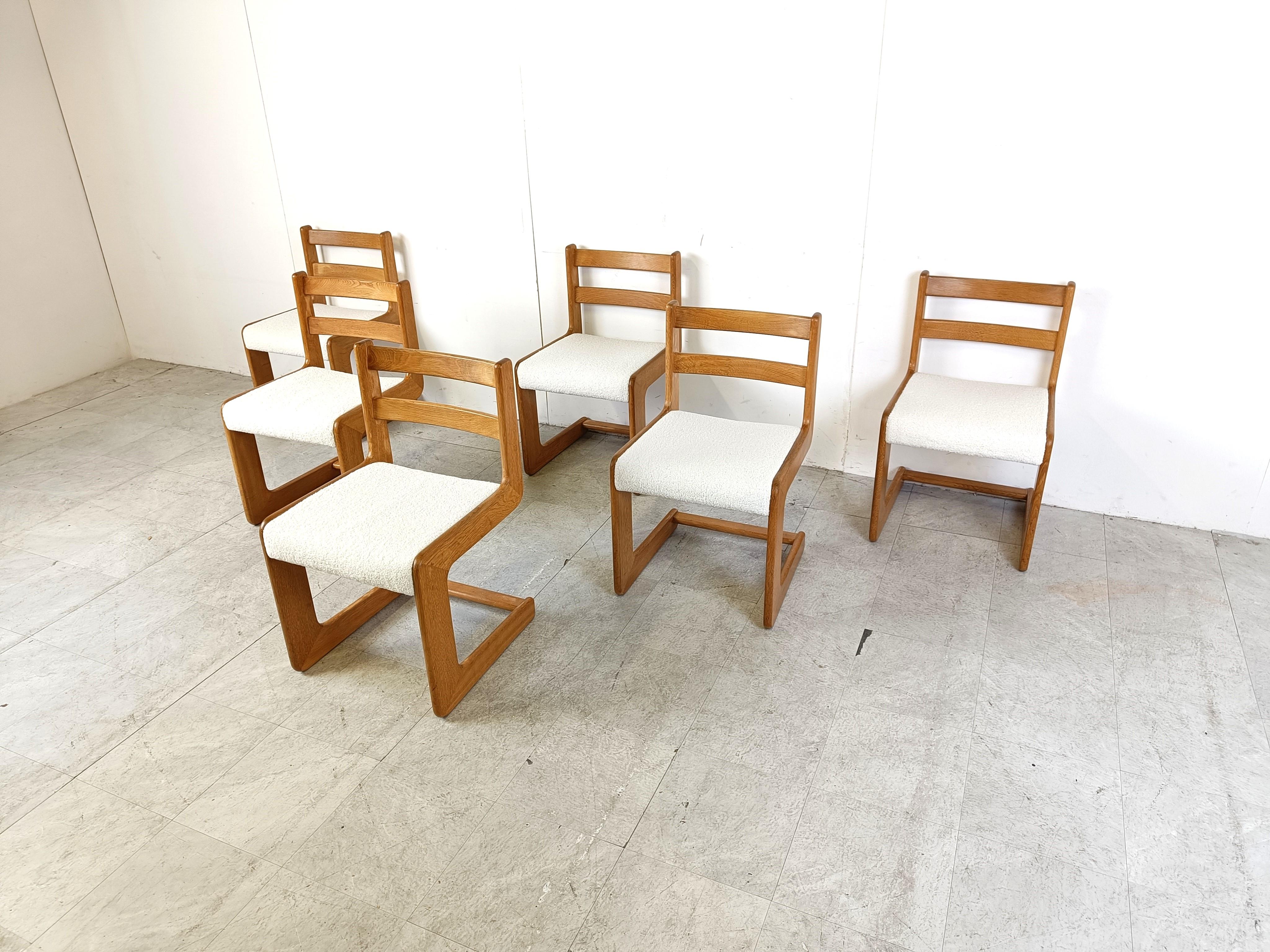 Set of 6 dining chairs by Casala with oak cantilever frames and newly upholstered Bouclé fabric seats.

Beautiful timeless design 

Very good condition

1970s - Germany

The chairs are signed with the brand name.

Dimensions
Height: 78cm/30.70