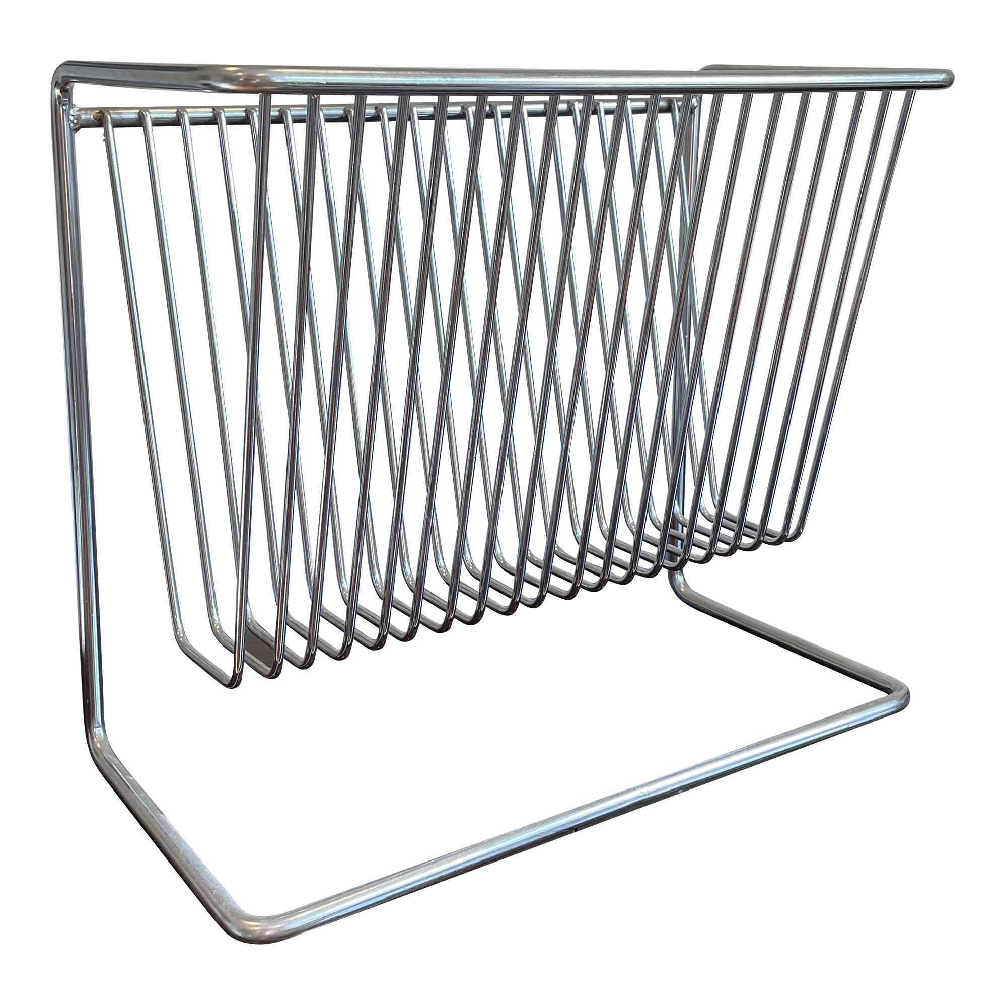 Design minimaliste. Visuellement attrayant comme une pièce de sculpture. Le porte-à-faux ainsi que l'ouverture et le motif répétitif du fil chromé créent un meuble d'inspiration Op-Art.