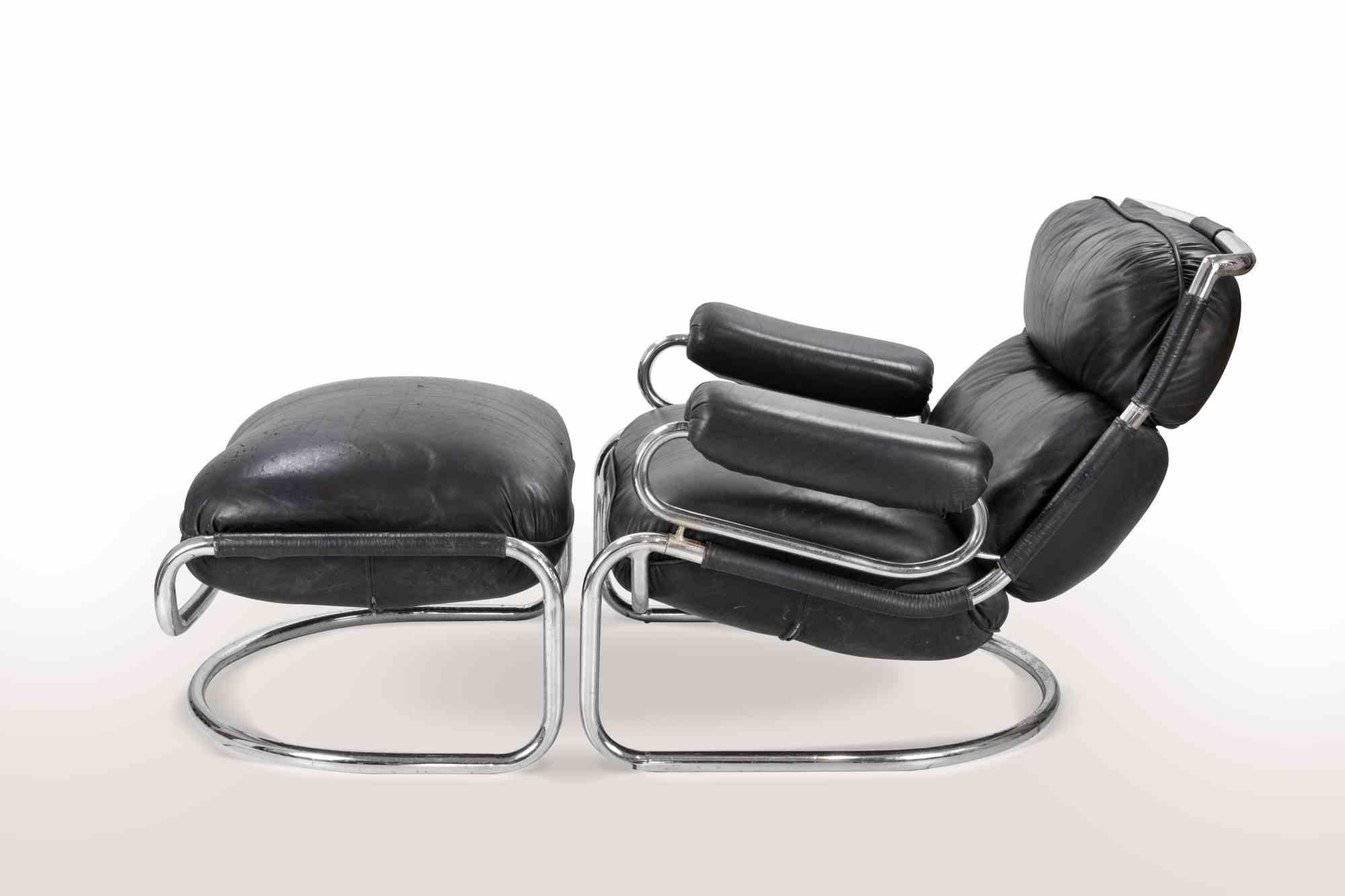 Vintage Cantilever Lounge Chair with ottoman.

Chromed tubular steel and black leather.

Original leather upholstery except for some signs of age on the ottoman.

Ottoman: H50xL70.3xP65)

