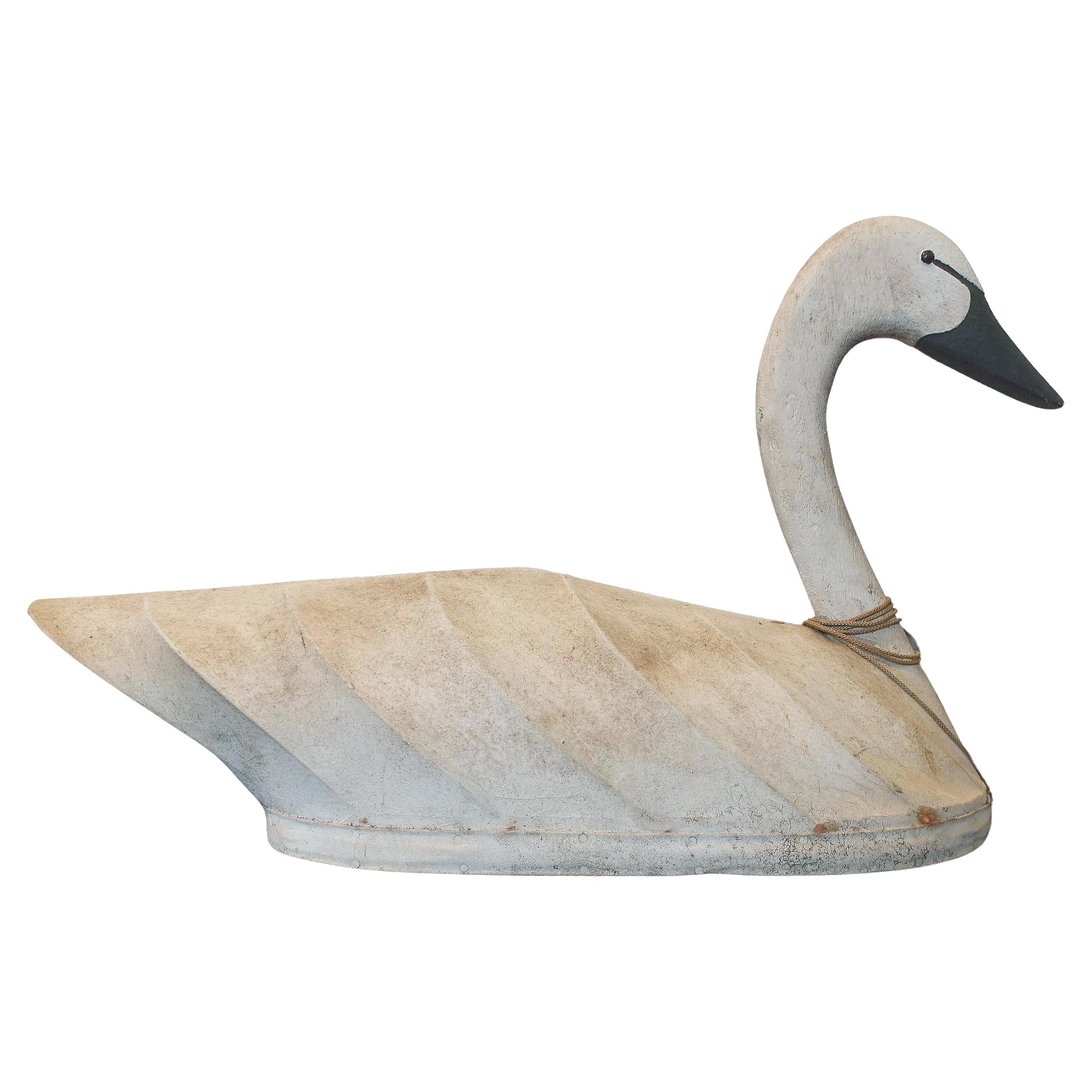 Señuelo de cisne vintage de lona y madera

Anónimo
Siglo XX; América
Madera, lona, alambre

Tamaño aproximado:  19,5 (alto) x 30 (ancho) x 10,5 (fondo)

Antaño un objeto utilitario, este exquisito señuelo de cisne sirve ahora como un notable objeto