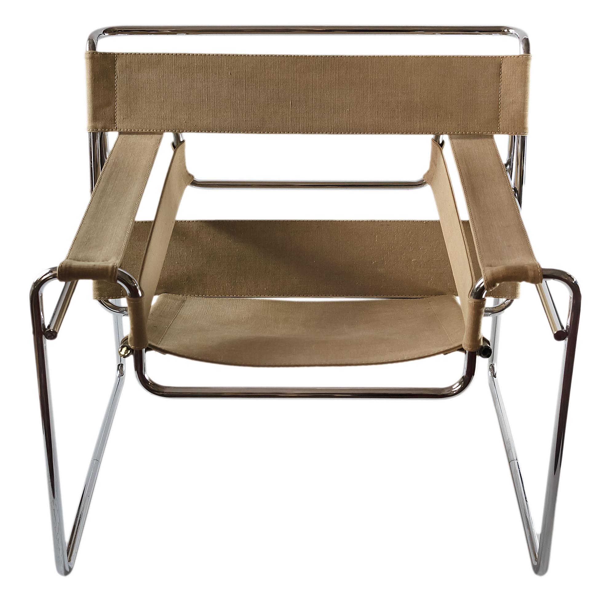 Vintage Wassily chair, designed by Marcel Breuer, circa 1920.
This item is manufactured circa 1960s by GAVINA.
Label GAVINA.
Materials: canvas textile, steel tube frame.

  