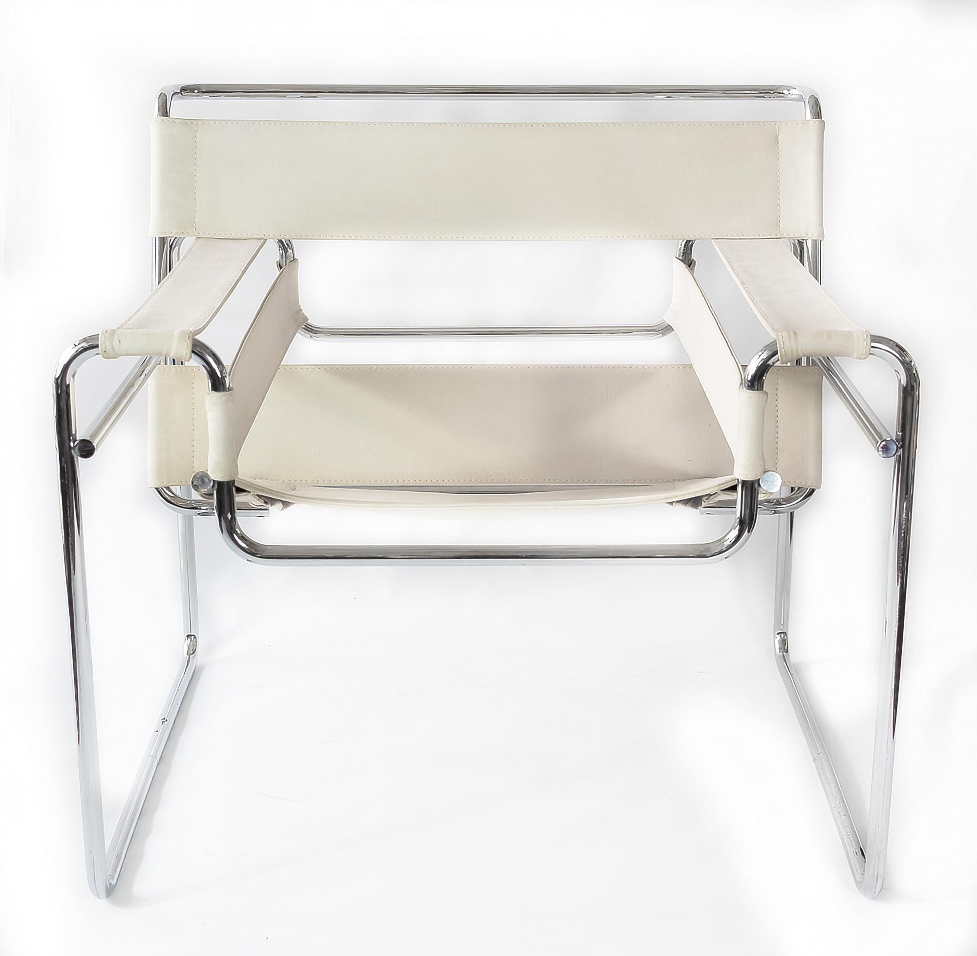 Vintage Wassily chair, designed by Marcel Breuer, circa 1920.
This item is manufactured circa 1960s by Gavina.
Label GAVINA.
Materials: white colour canvas textile, steel tube frame.

