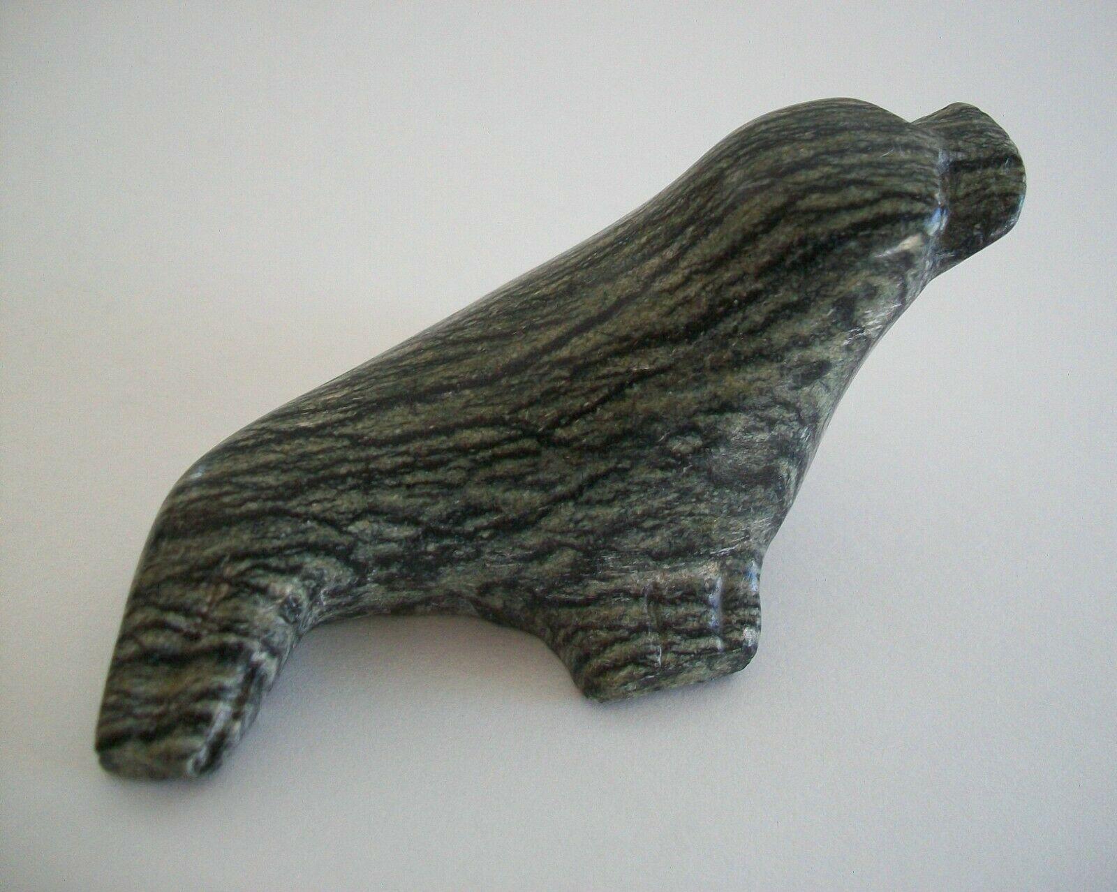 Vintage Cape Dorset Inuit Stone Carving of a Seal, Unsigned, Canada, C.1960's. en vente 3